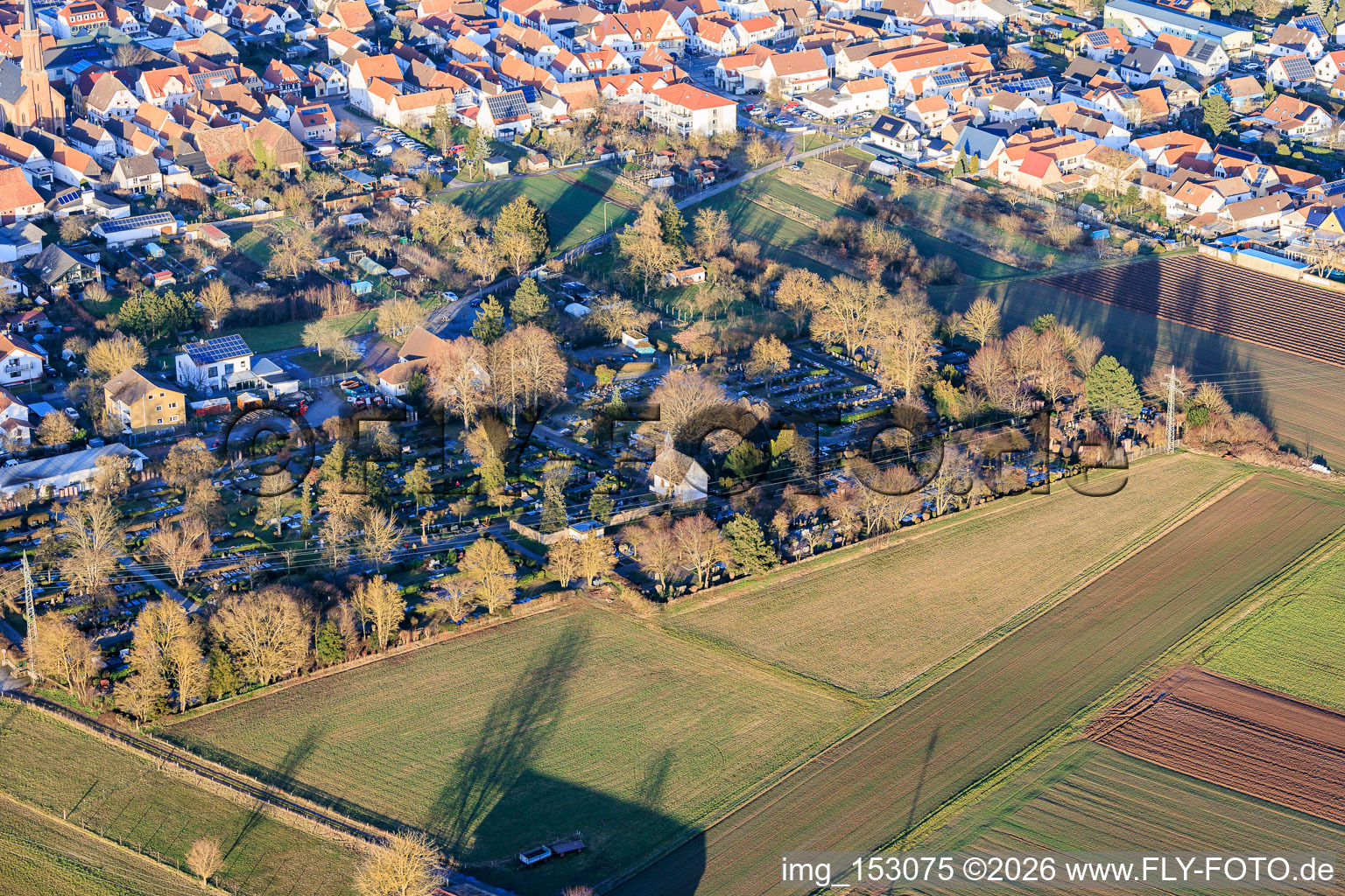 Vue aérienne de Cimetière Bellheim en hiver à Bellheim dans le département Rhénanie-Palatinat, Allemagne