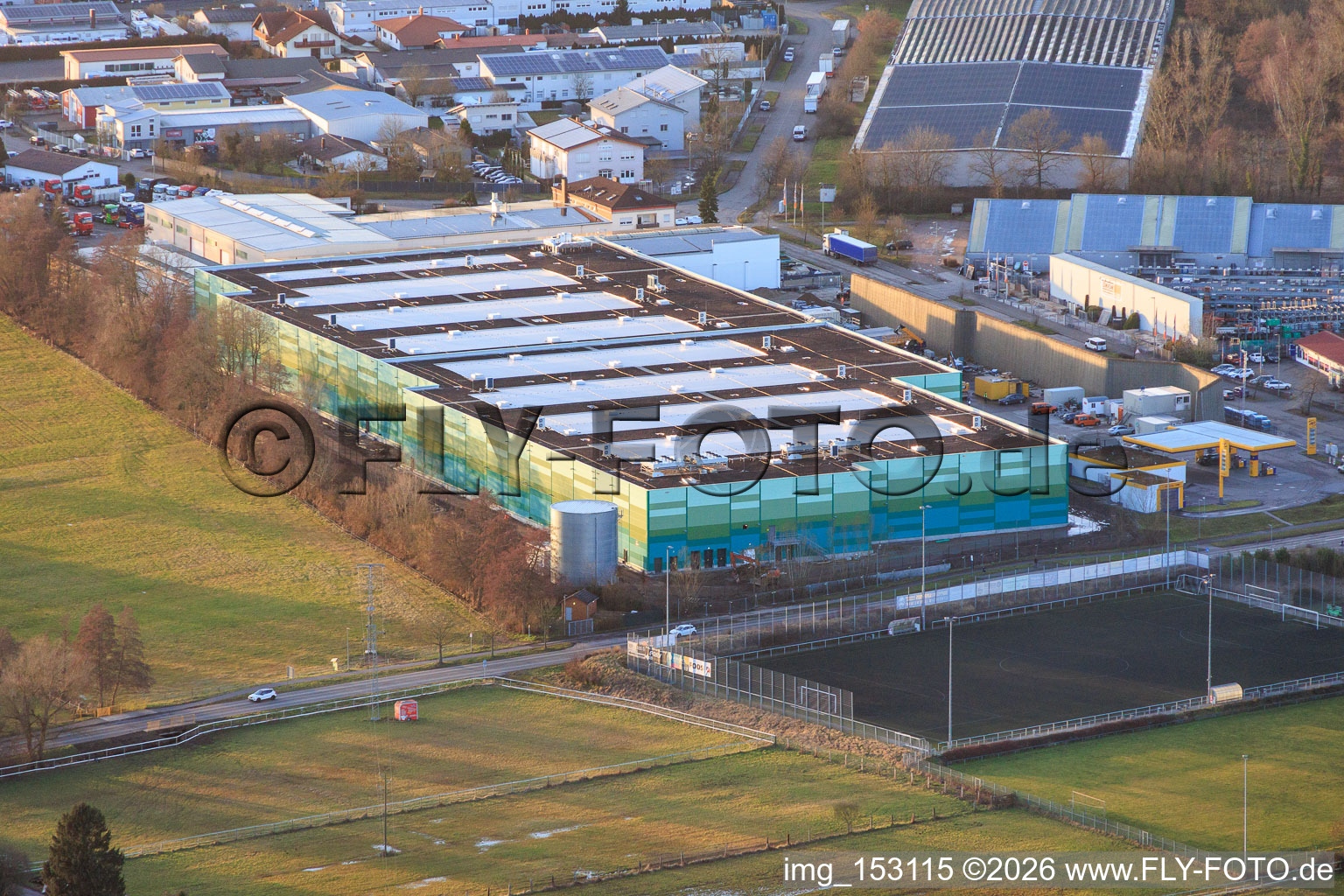 Vue oblique de Bâtiment neuf presque achevé du parc logistique par HANSAINVEST et DFI-Real-Estate Kandel pour FRISCHEPLATTFORM SÜDWEST de Gemüsering Stuttgart GmbH à le quartier Minderslachen in Kandel dans le département Rhénanie-Palatinat, Allemagne