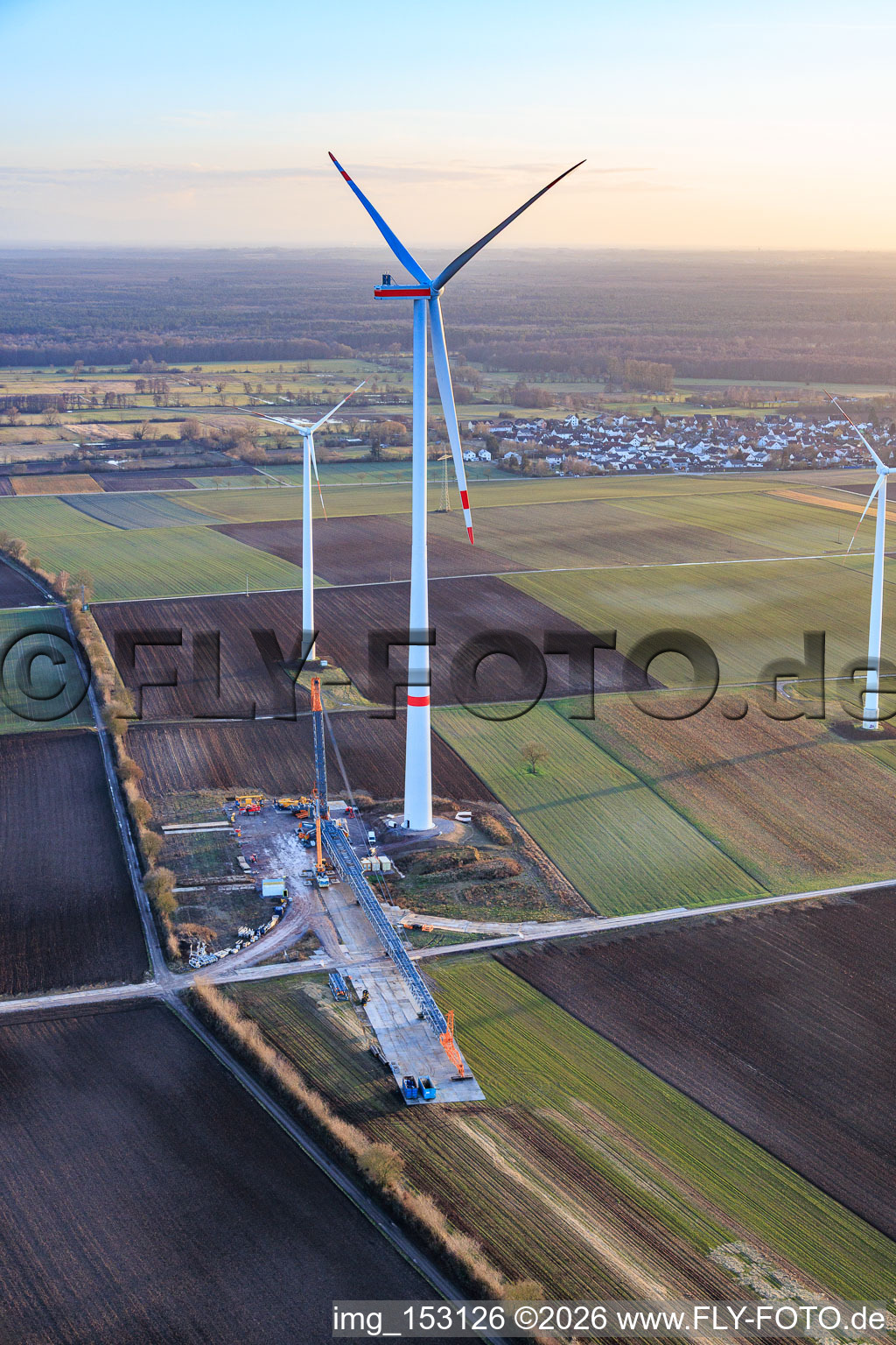 Modernisation du parc éolien de Minfeld. JUWI remplace quatre turbines plus anciennes (GE 1.5) datant de 2004 par deux nouvelles turbines modernes Vestas V162, d'une capacité de six MW chacune. à Kandel dans le département Rhénanie-Palatinat, Allemagne depuis l'avion