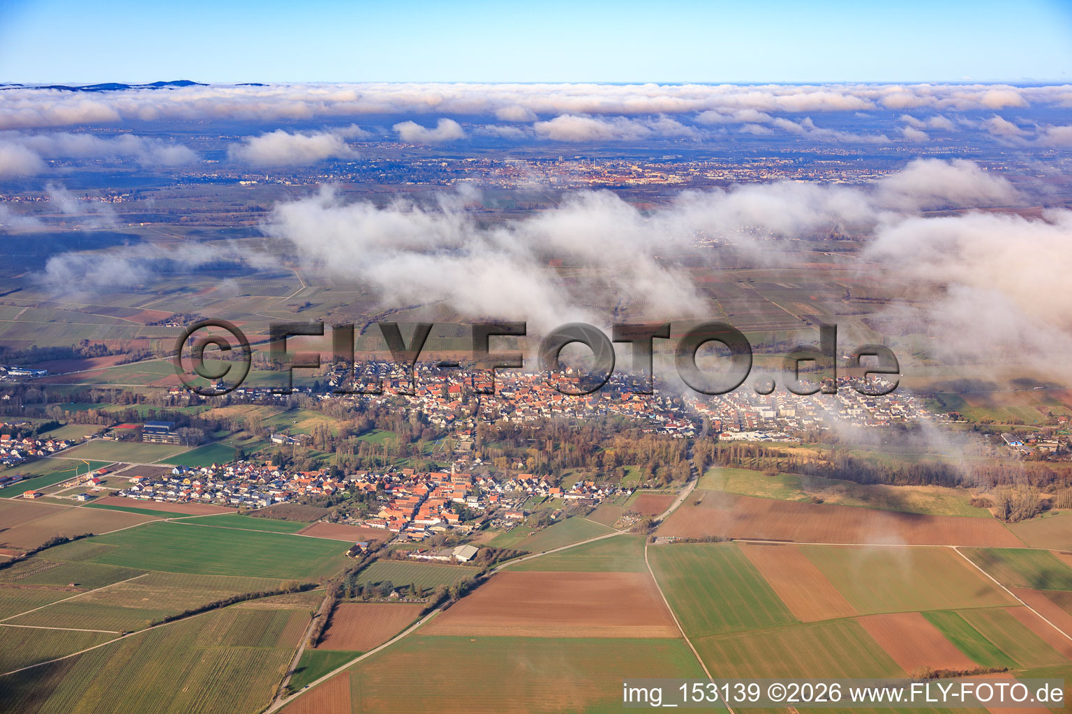 Vue aérienne de Vue de la ville depuis le sud sous les nuages à le quartier Mühlhofen in Billigheim-Ingenheim dans le département Rhénanie-Palatinat, Allemagne