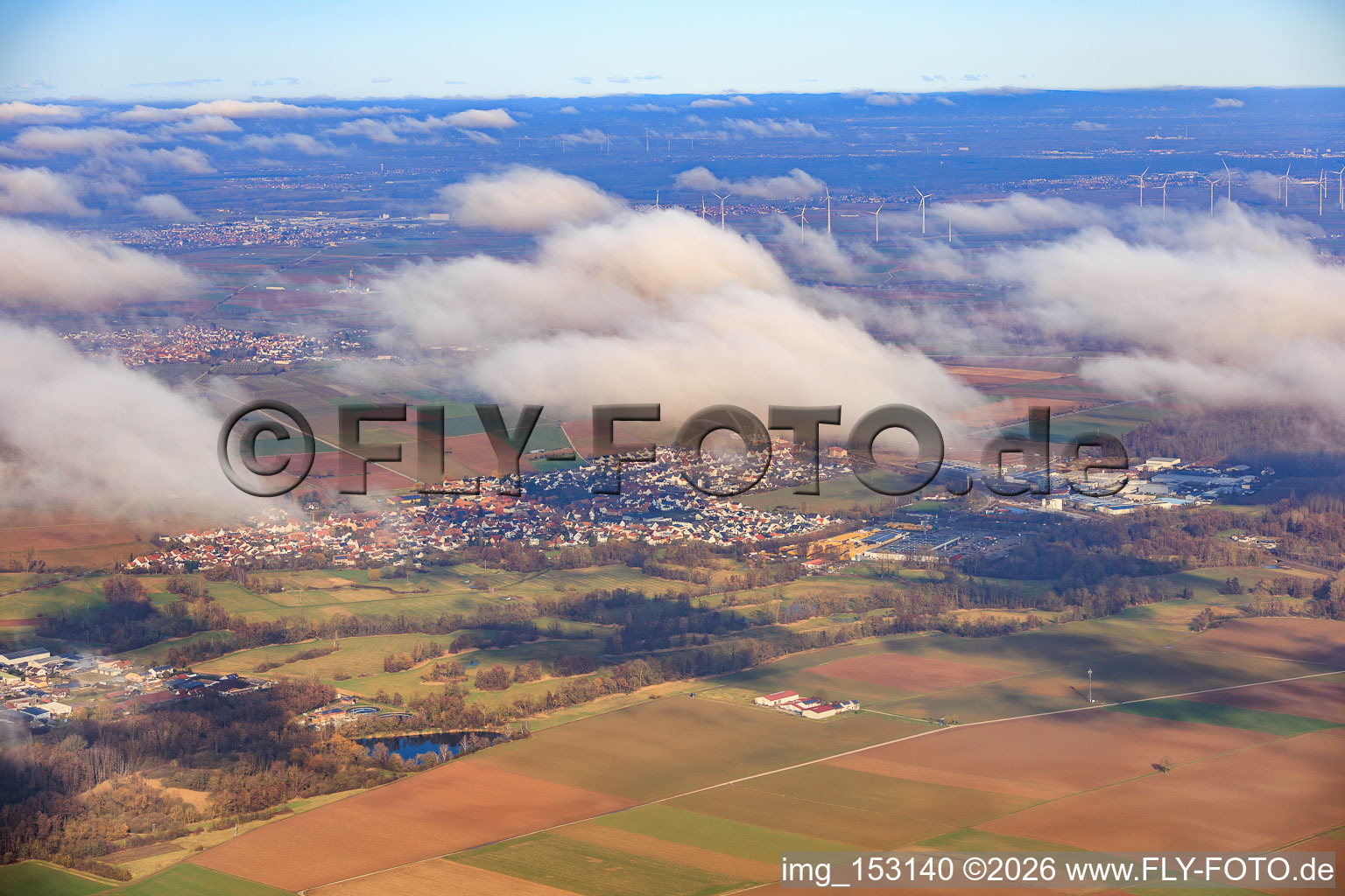 Vue aérienne de Vue de la ville depuis le sud-ouest sous les nuages à Rohrbach dans le département Rhénanie-Palatinat, Allemagne