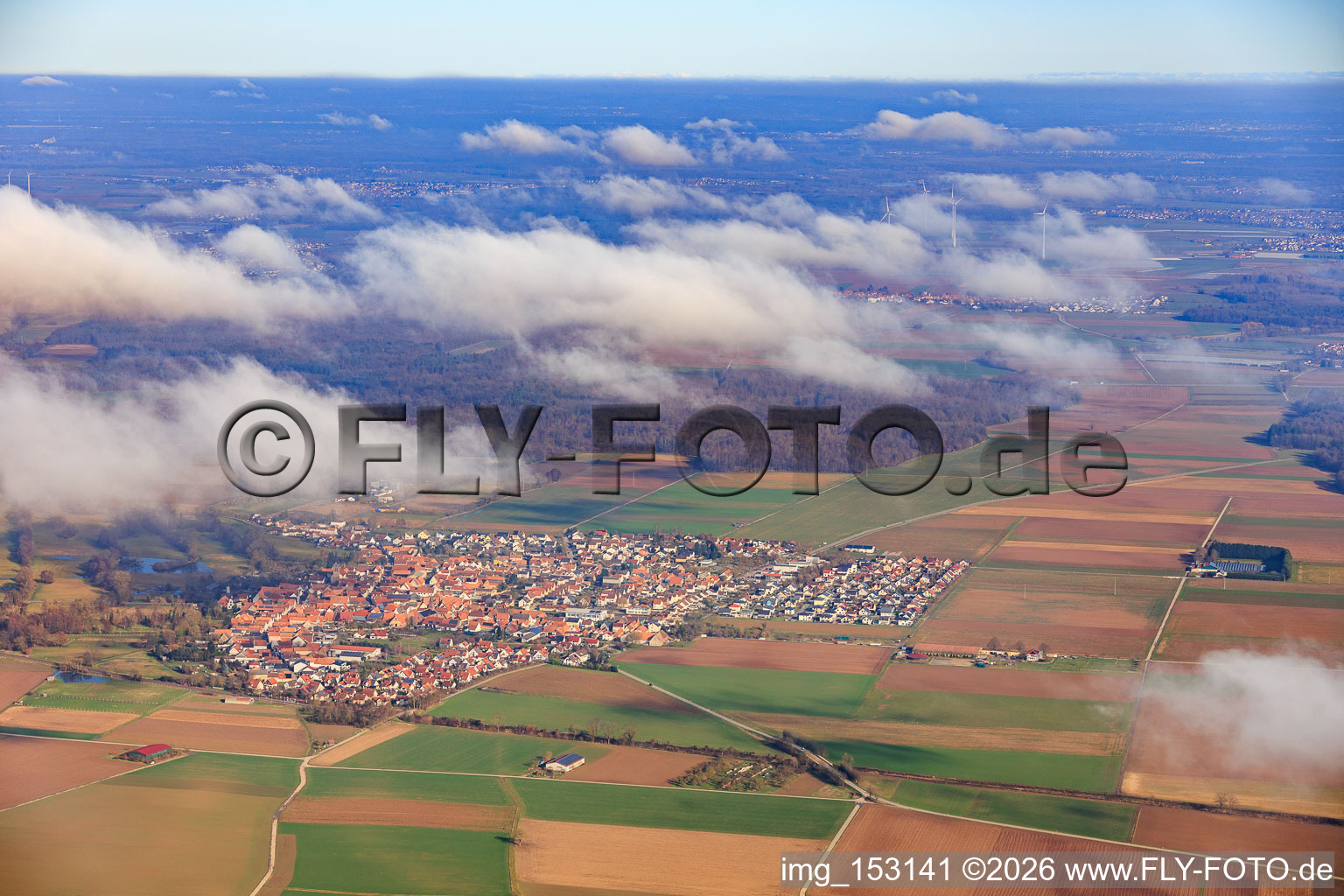 Vue aérienne de Vue de la ville depuis l'ouest sous les nuages à Steinweiler dans le département Rhénanie-Palatinat, Allemagne