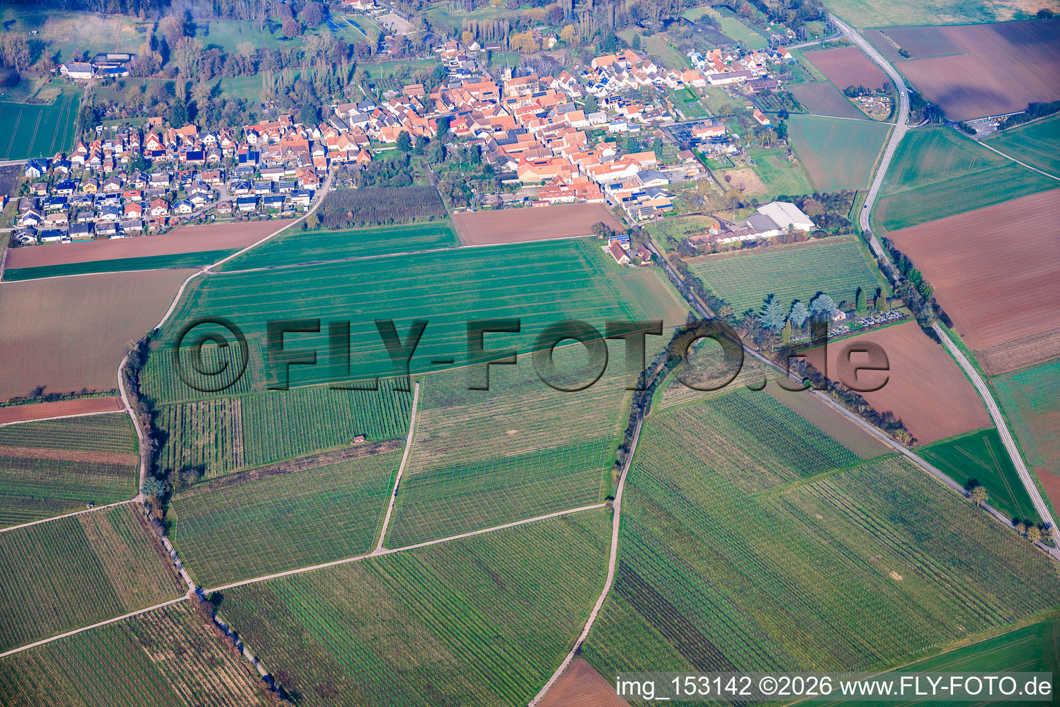 Vue aérienne de Du sud à le quartier Mühlhofen in Billigheim-Ingenheim dans le département Rhénanie-Palatinat, Allemagne