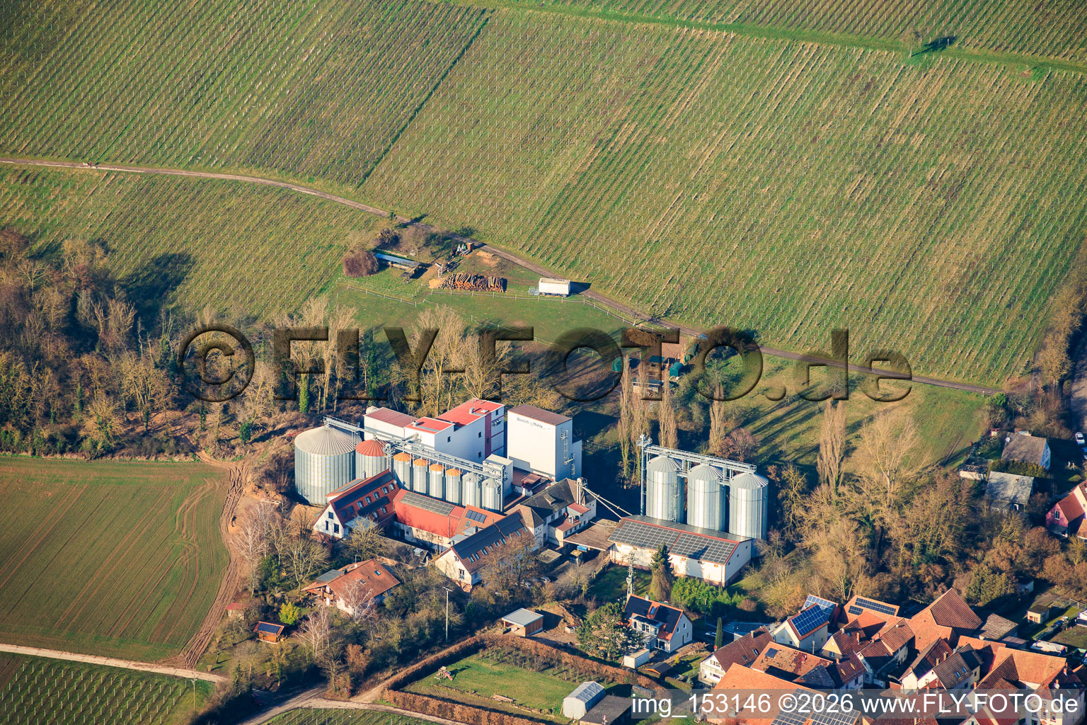 Vue aérienne de Moulin Bischoff à le quartier Appenhofen in Billigheim-Ingenheim dans le département Rhénanie-Palatinat, Allemagne