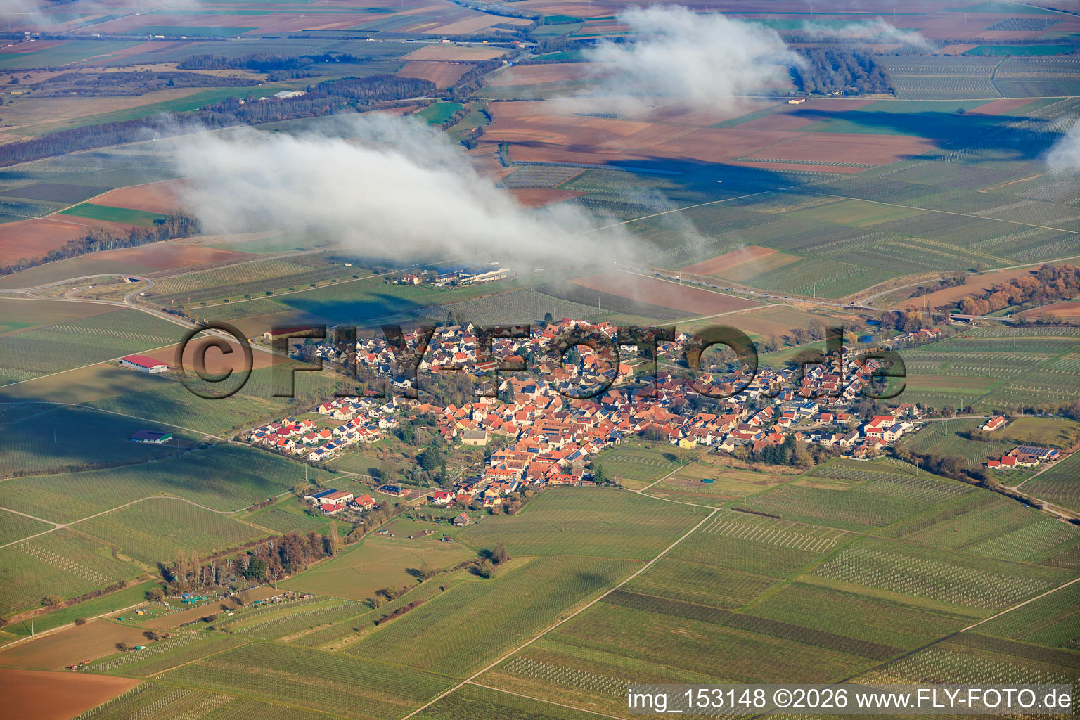 Vue aérienne de Vue de la ville depuis le sud-ouest sous les nuages à Impflingen dans le département Rhénanie-Palatinat, Allemagne