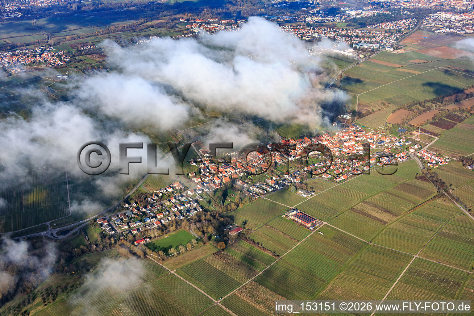 Vue aérienne de Vue de la ville depuis le sud-ouest sous les nuages à le quartier Wollmesheim in Landau in der Pfalz dans le département Rhénanie-Palatinat, Allemagne