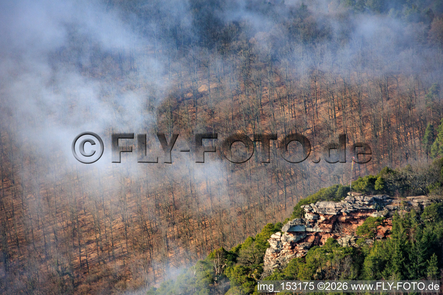 Vue aérienne de Orensfels avec une manche à air dans les nuages à Frankweiler dans le département Rhénanie-Palatinat, Allemagne