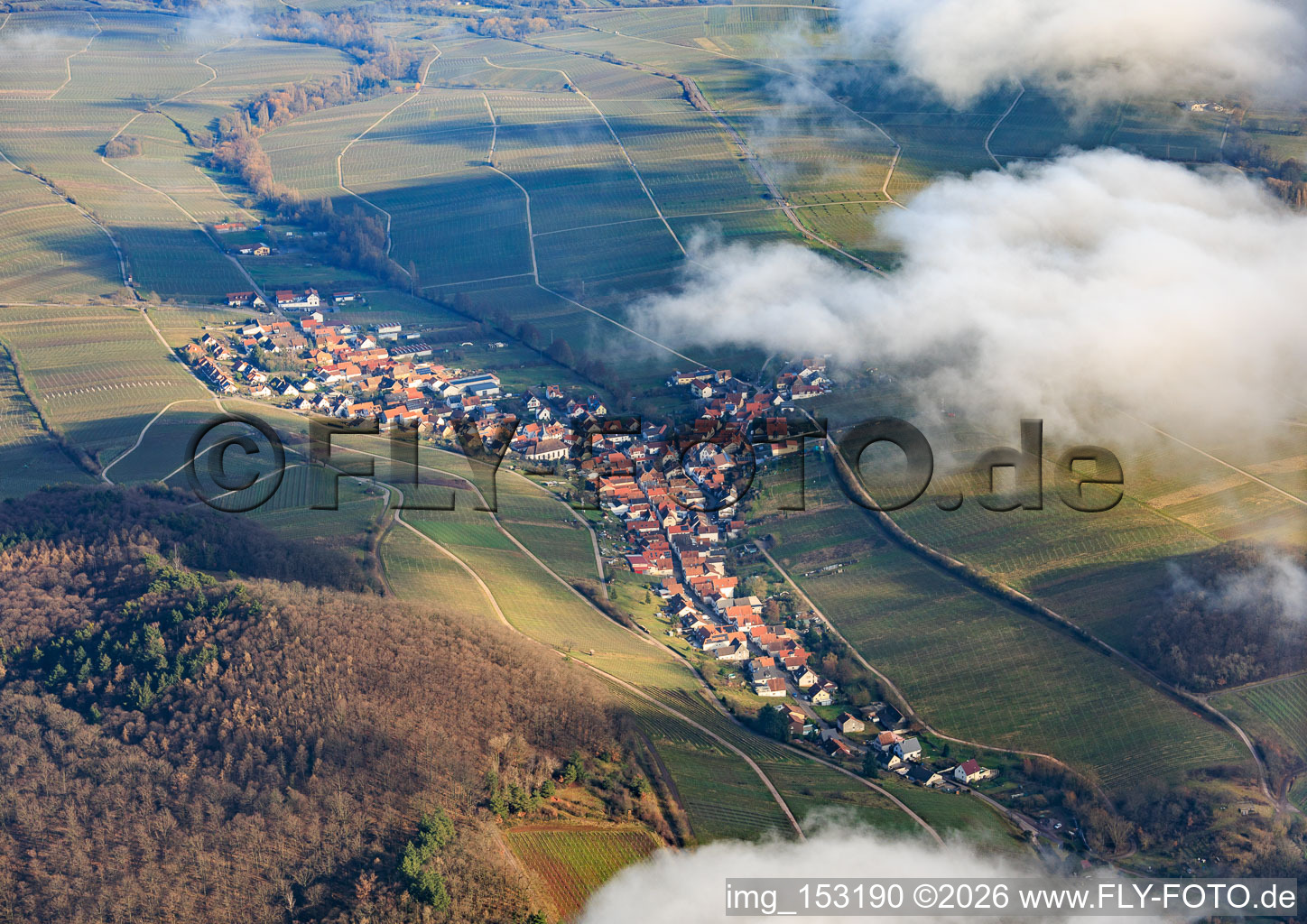 Vue aérienne de Village viticole sous les nuages de l'ouest à Ranschbach dans le département Rhénanie-Palatinat, Allemagne