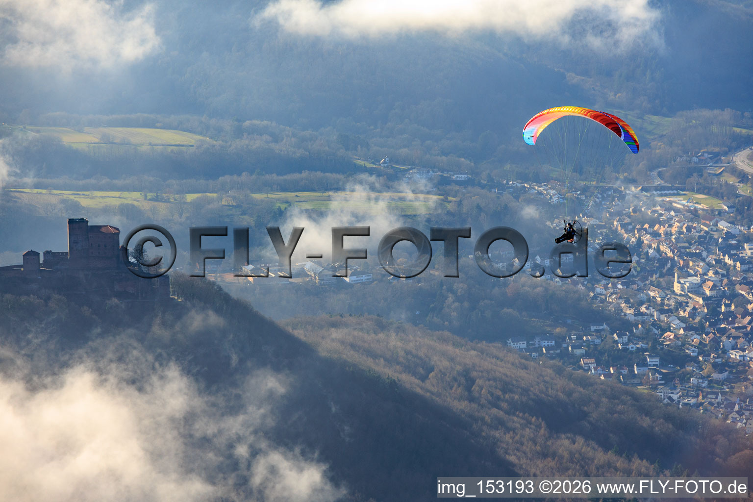 Vue aérienne de Château de Trifels avec un parapentiste dans les nuages à Annweiler am Trifels dans le département Rhénanie-Palatinat, Allemagne