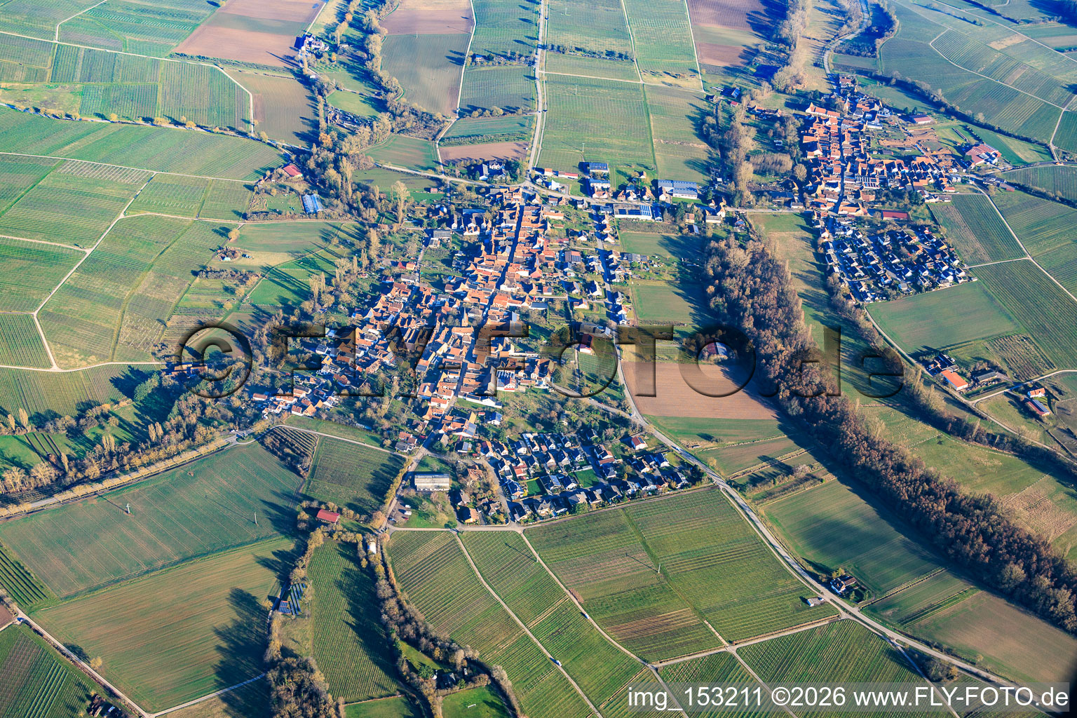 Vue aérienne de Vue du village depuis le nord-ouest à le quartier Heuchelheim in Heuchelheim-Klingen dans le département Rhénanie-Palatinat, Allemagne