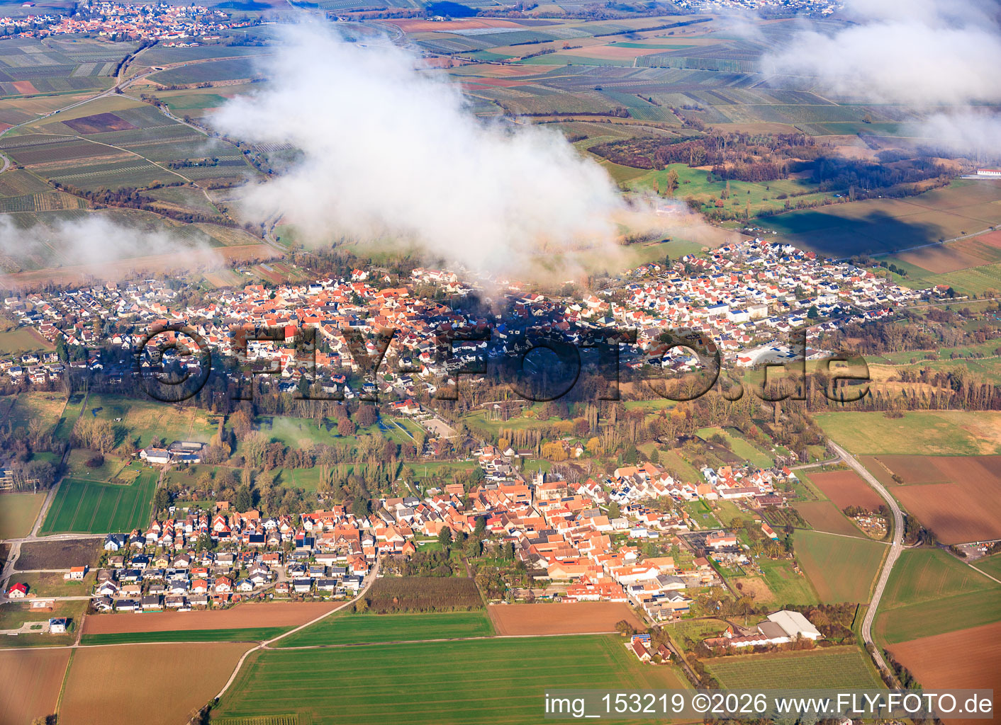 Vue aérienne de Vue de la ville depuis le sud sous les nuages à le quartier Billigheim in Billigheim-Ingenheim dans le département Rhénanie-Palatinat, Allemagne
