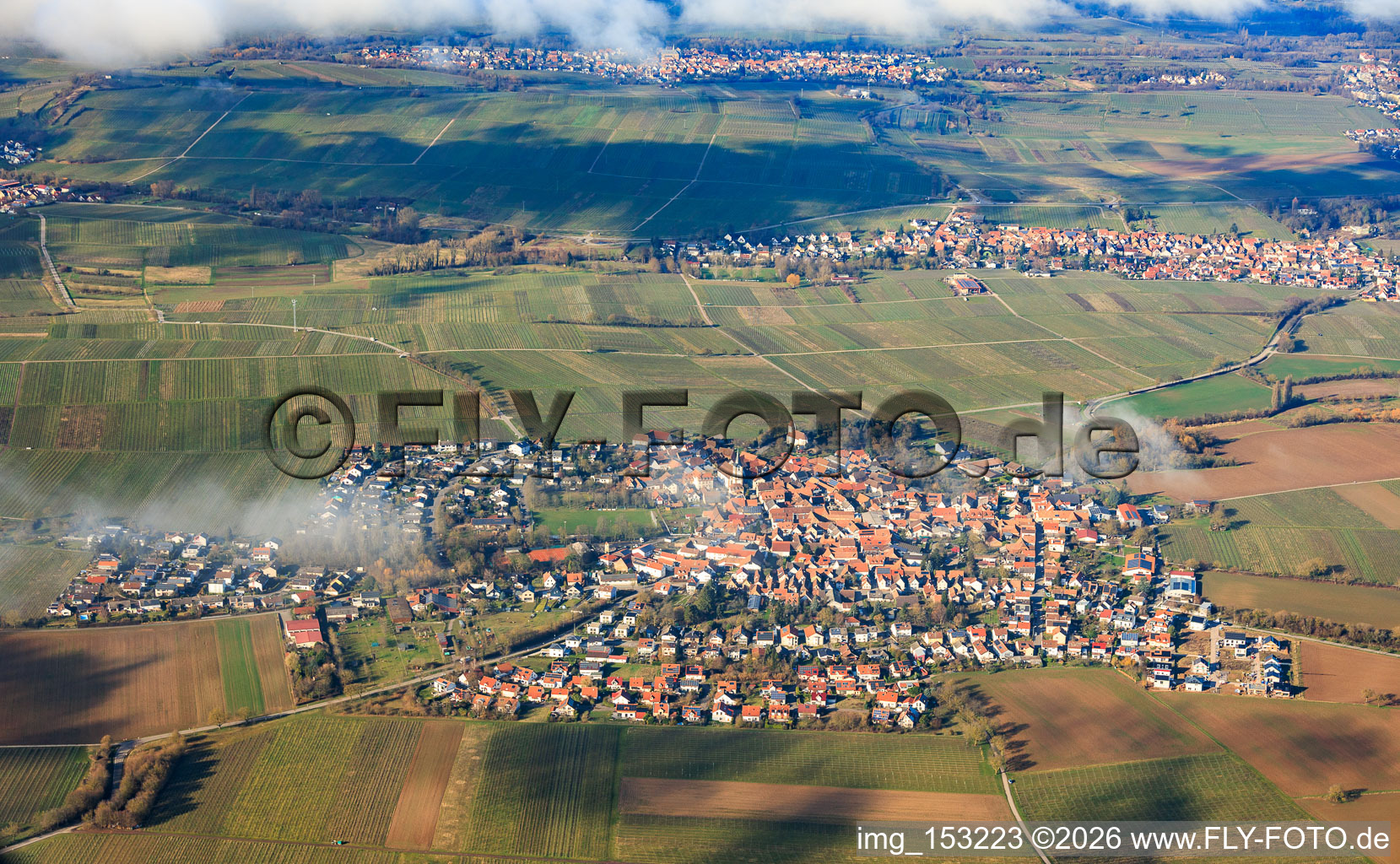 Vue aérienne de Vue de la ville depuis le sud sous les nuages à le quartier Mörzheim in Landau in der Pfalz dans le département Rhénanie-Palatinat, Allemagne