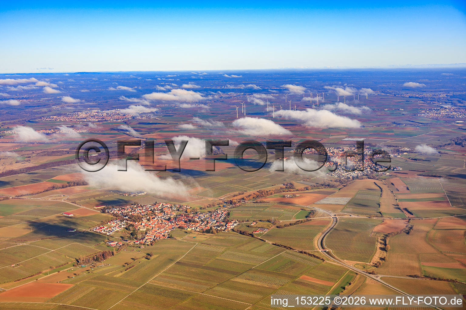 Vue aérienne de Vue de la ville depuis l'ouest sous les nuages à Insheim dans le département Rhénanie-Palatinat, Allemagne