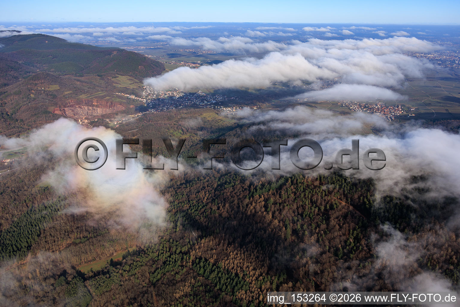 Vue aérienne de Vue sur le Hohenberg depuis le sud-ouest à Albersweiler dans le département Rhénanie-Palatinat, Allemagne