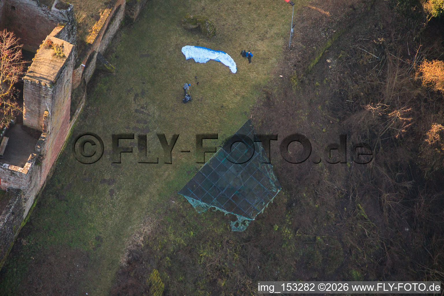 Vue aérienne de Des pilotes de parapente se préparent au décollage sur la rampe de deltaplane située sous le château de Madenburg. à Eschbach dans le département Rhénanie-Palatinat, Allemagne