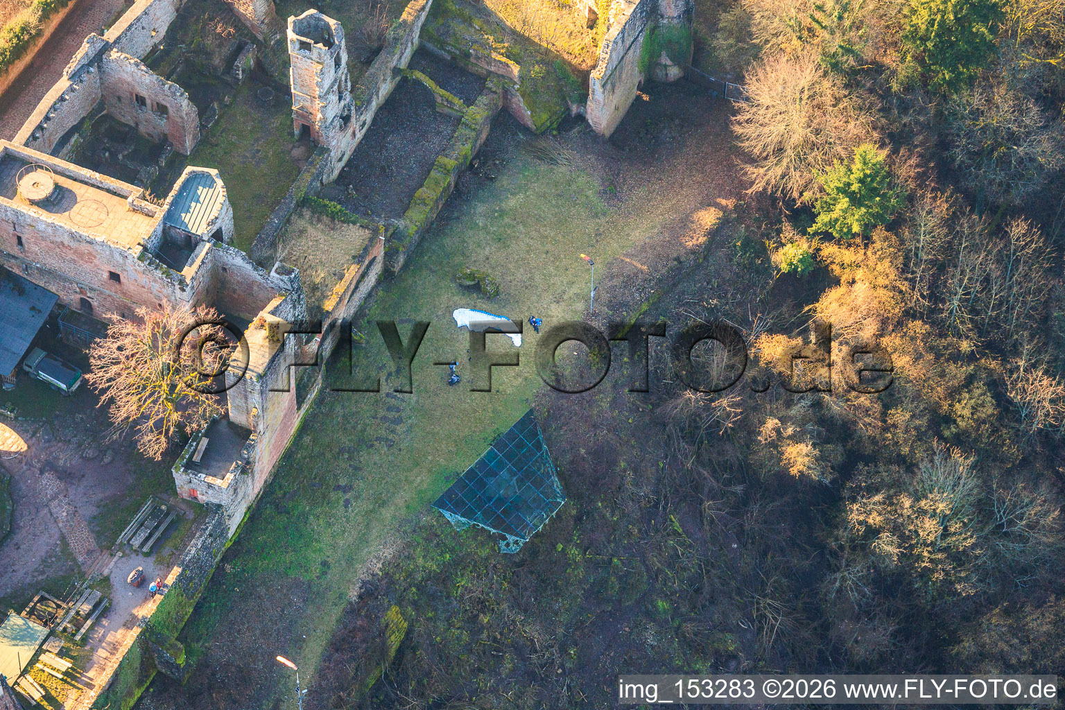 Vue aérienne de Des pilotes de parapente se préparent au décollage sur la rampe de deltaplane située sous le château de Madenburg. à Eschbach dans le département Rhénanie-Palatinat, Allemagne
