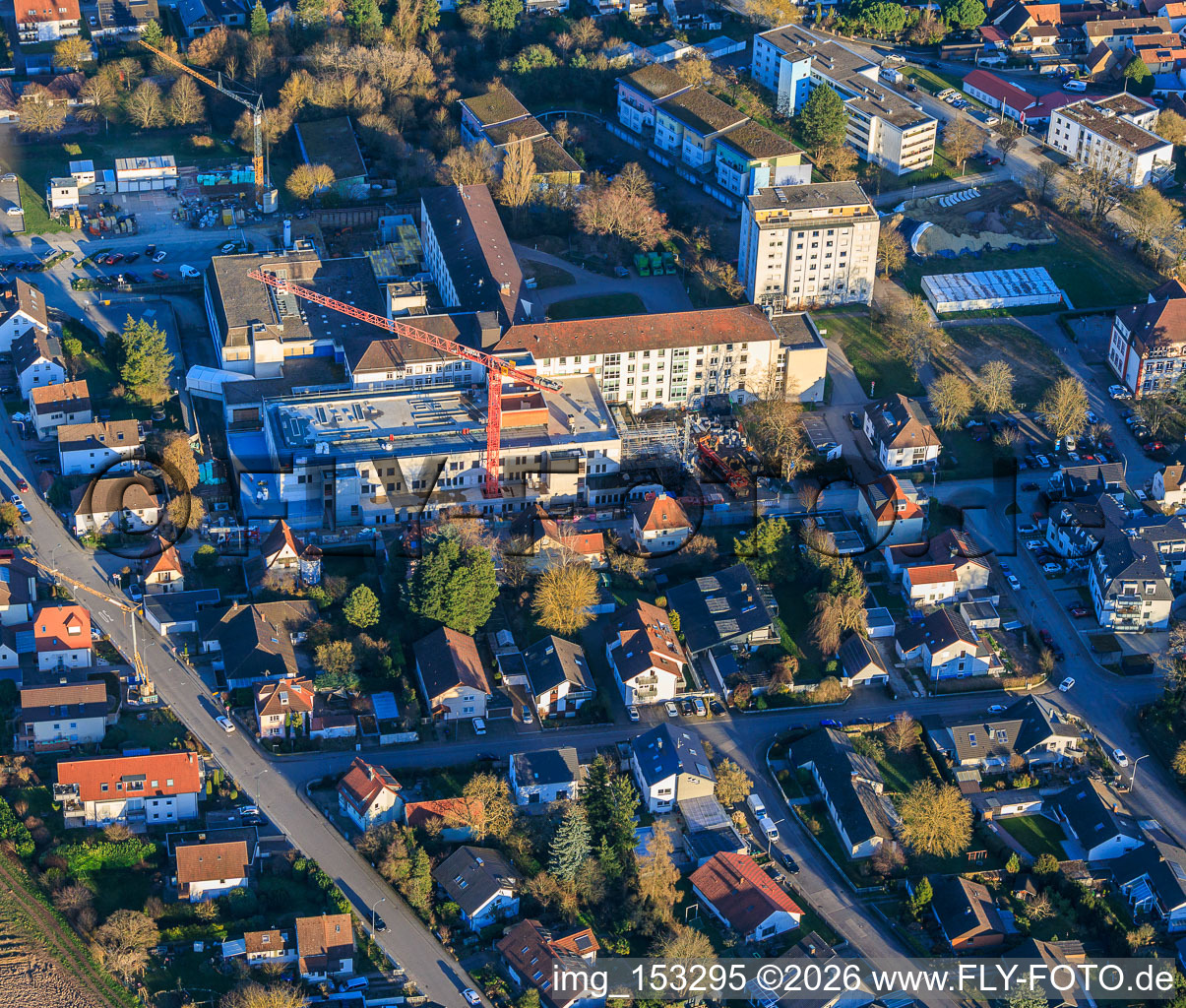 Chantier de construction pour l'agrandissement de l'Asklepios Südpfalzklinik Kandel à Kandel dans le département Rhénanie-Palatinat, Allemagne vue d'en haut