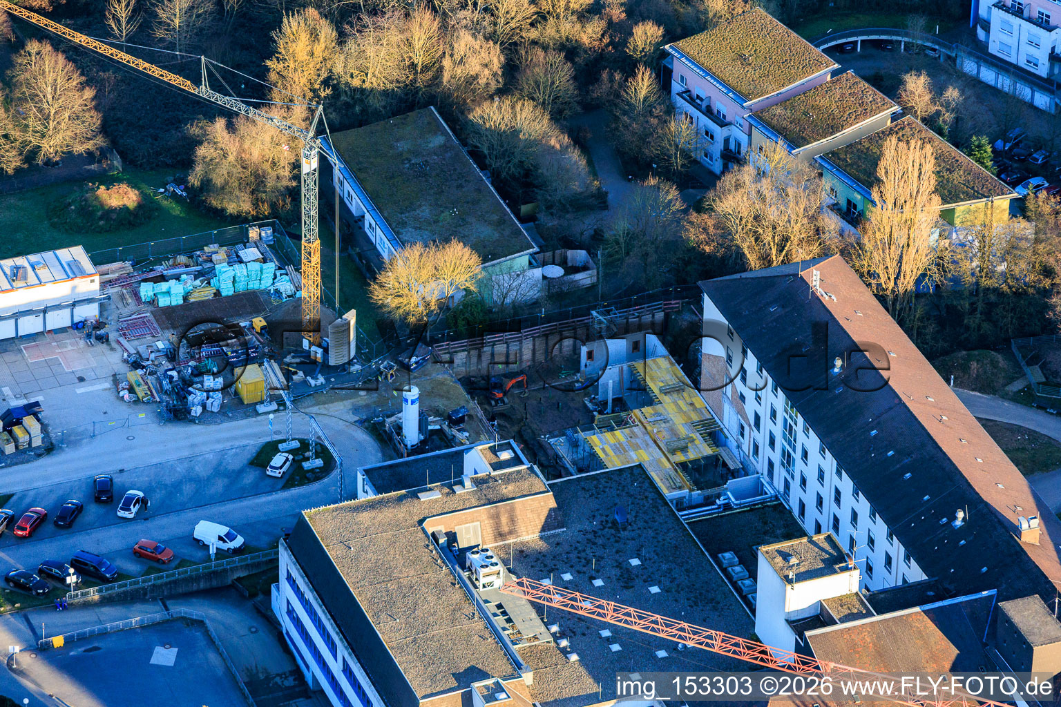 Chantier de construction pour l'agrandissement de l'Asklepios Südpfalzklinik Kandel à Kandel dans le département Rhénanie-Palatinat, Allemagne depuis l'avion