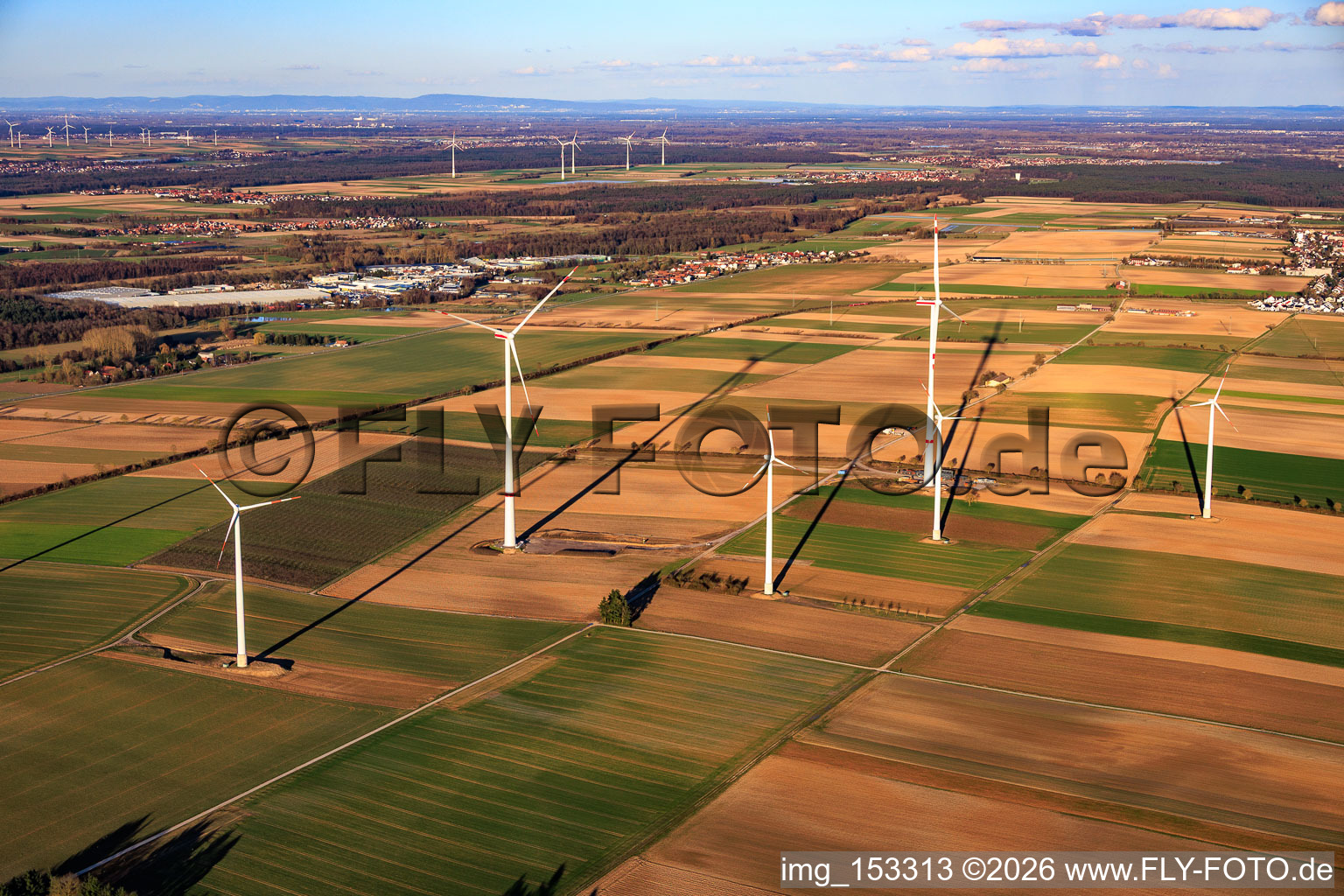 Modernisation du parc éolien Minfeld. JUWI remplace quatre anciennes turbines (GE 1.5) de 2004 par deux nouvelles turbines Vestas V162 modernes, chacune d'une capacité de six MW. à Minfeld dans le département Rhénanie-Palatinat, Allemagne d'en haut