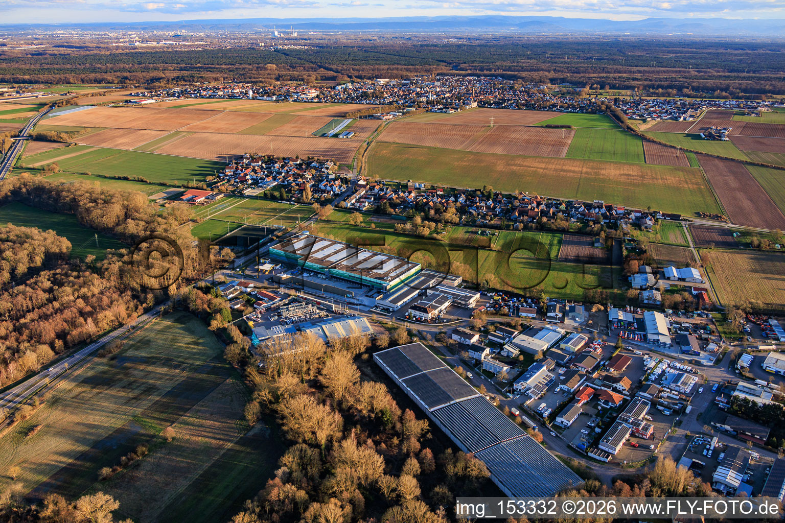 Vue d'oiseau de Bâtiment neuf presque achevé du parc logistique par HANSAINVEST et DFI-Real-Estate Kandel pour FRISCHEPLATTFORM SÜDWEST de Gemüsering Stuttgart GmbH à le quartier Minderslachen in Kandel dans le département Rhénanie-Palatinat, Allemagne