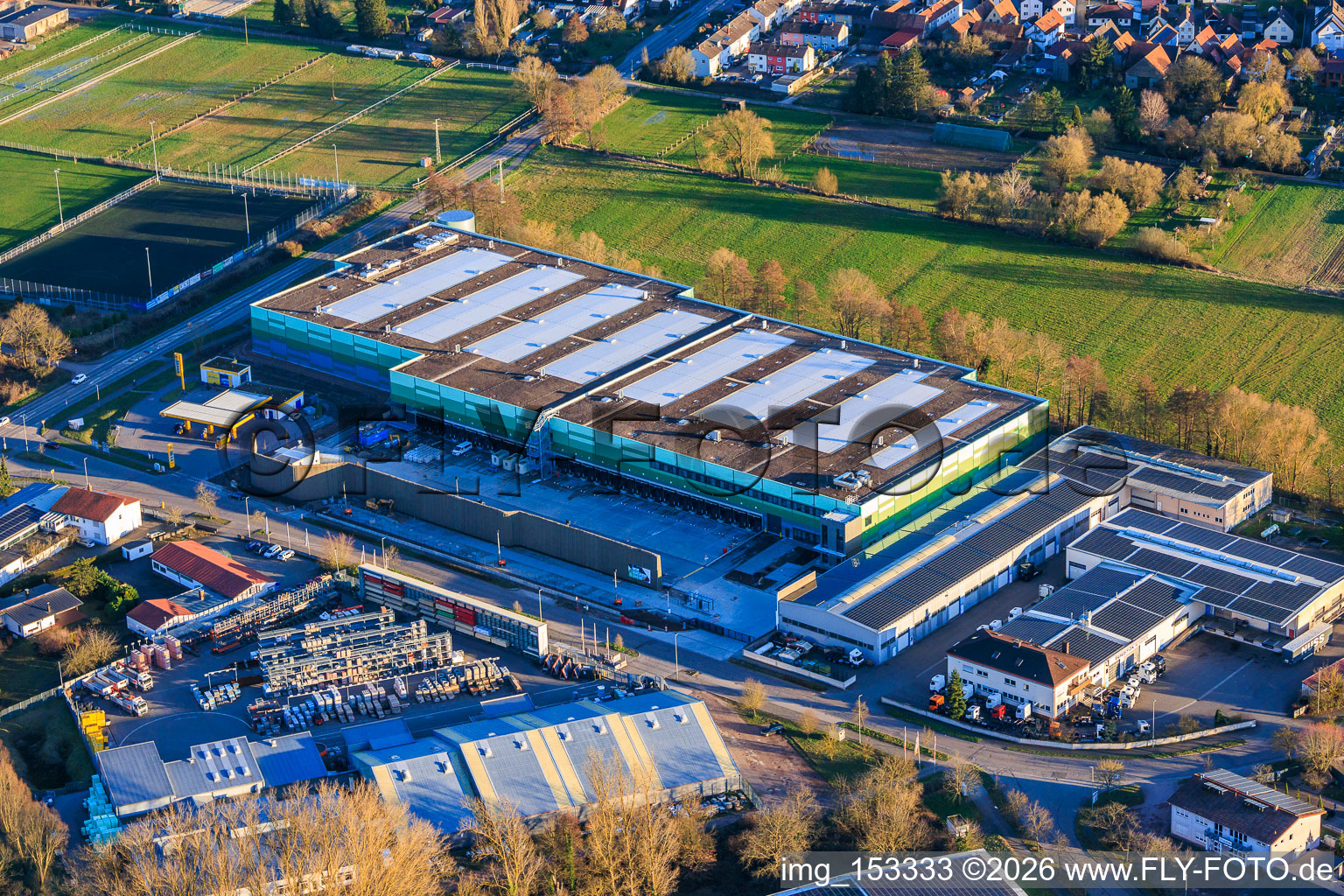 Bâtiment neuf presque achevé du parc logistique par HANSAINVEST et DFI-Real-Estate Kandel pour FRISCHEPLATTFORM SÜDWEST de Gemüsering Stuttgart GmbH à le quartier Minderslachen in Kandel dans le département Rhénanie-Palatinat, Allemagne vue du ciel