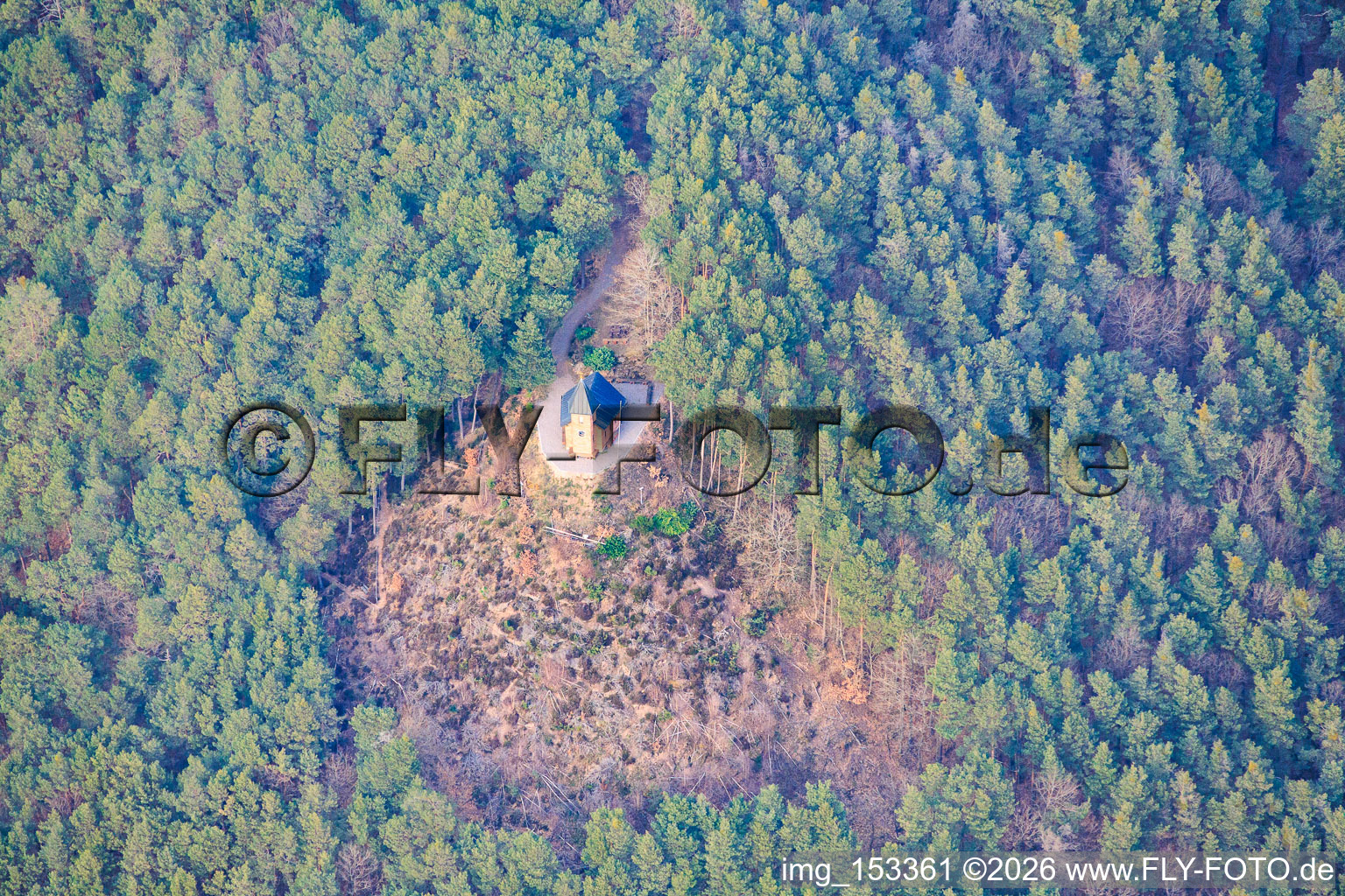 Vue aérienne de Chapelle de la Paix à Birkenhördt dans le département Rhénanie-Palatinat, Allemagne
