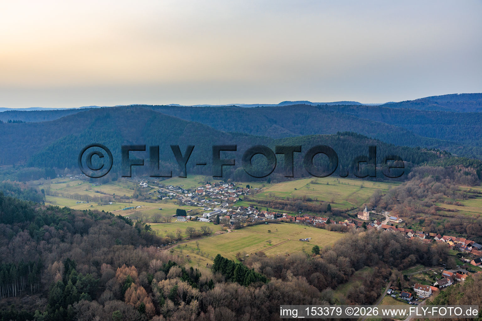 Vue aérienne de Du sud-est à Rumbach dans le département Rhénanie-Palatinat, Allemagne