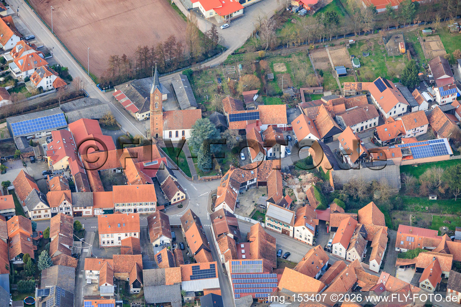 Vue aérienne de Église protestante à le quartier Kapellen in Kapellen-Drusweiler dans le département Rhénanie-Palatinat, Allemagne