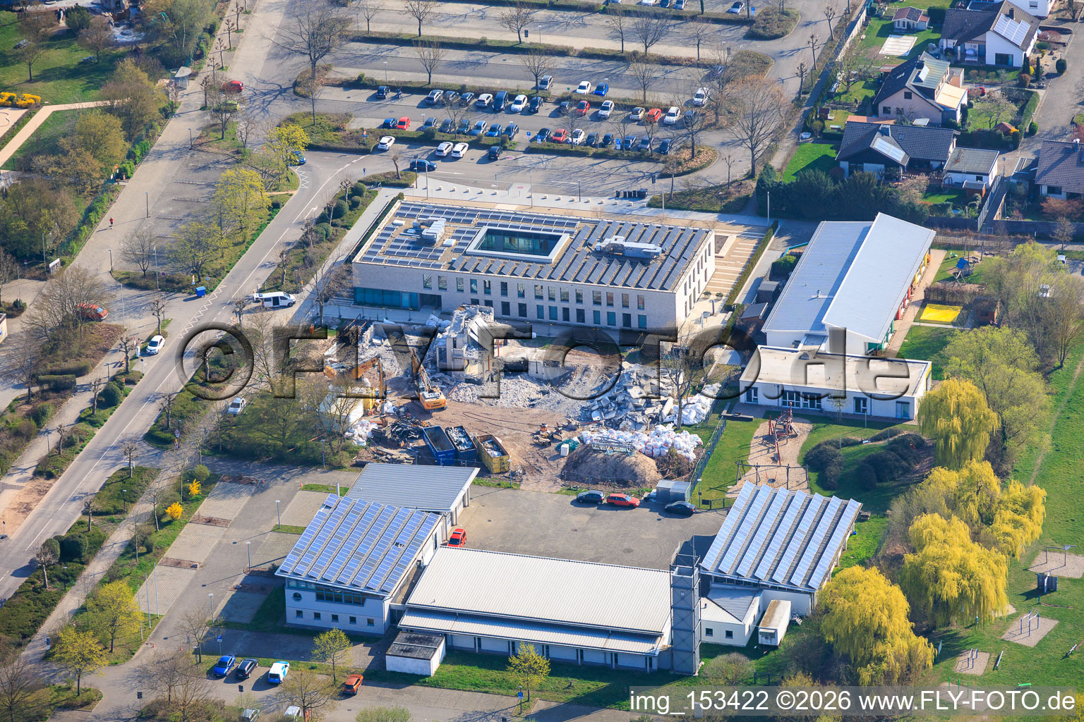 Démolition de l'ancien hôtel de ville Offenbach an der Queich entre la caserne de pompiers, la crèche municipale Queichhüpfer et le nouvel hôtel de ville à Offenbach an der Queich dans le département Rhénanie-Palatinat, Allemagne