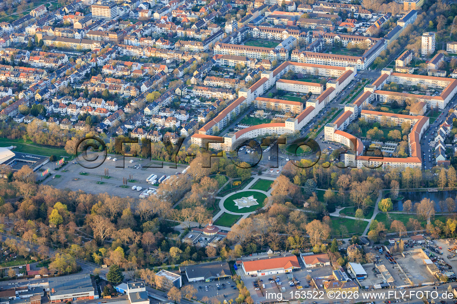Herbert-Müller-Platz à l'entrée d'Ebertpark à le quartier Friesenheim in Ludwigshafen am Rhein dans le département Rhénanie-Palatinat, Allemagne