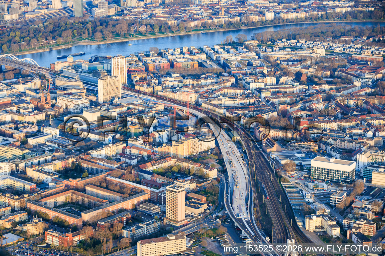 Chantier de construction de la nouvelle autoroute surélevée sud (B37) reliant la gare principale au pont Konrad-Adenauer sur le Rhin. à le quartier Mitte in Ludwigshafen am Rhein dans le département Rhénanie-Palatinat, Allemagne