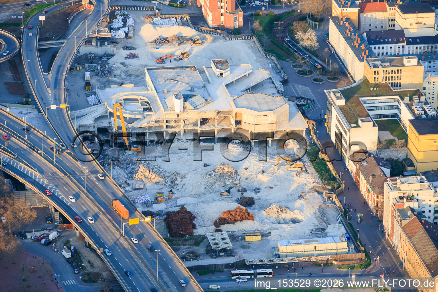 L'ancien centre de l'hôtel de ville, démoli jusqu'à ses fondations, est situé sur l'autoroute surélevée (B44) qui sera encore démolie. à le quartier West in Ludwigshafen am Rhein dans le département Rhénanie-Palatinat, Allemagne