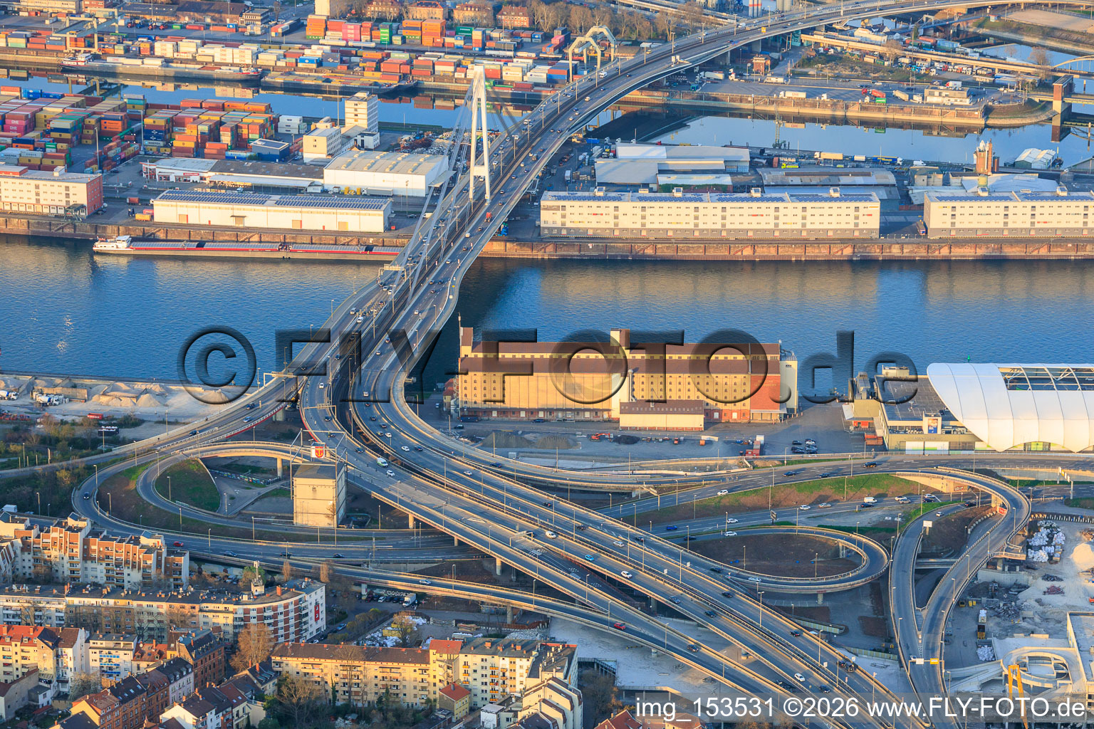 Accès par pont de l'autoroute surélevée nord (B44) au pont Konrad-Schuhmacher sur le Rhin avec bunker cubique, qui doit être démoli à partir d'août 2026 à le quartier Hemshof in Ludwigshafen am Rhein dans le département Rhénanie-Palatinat, Allemagne