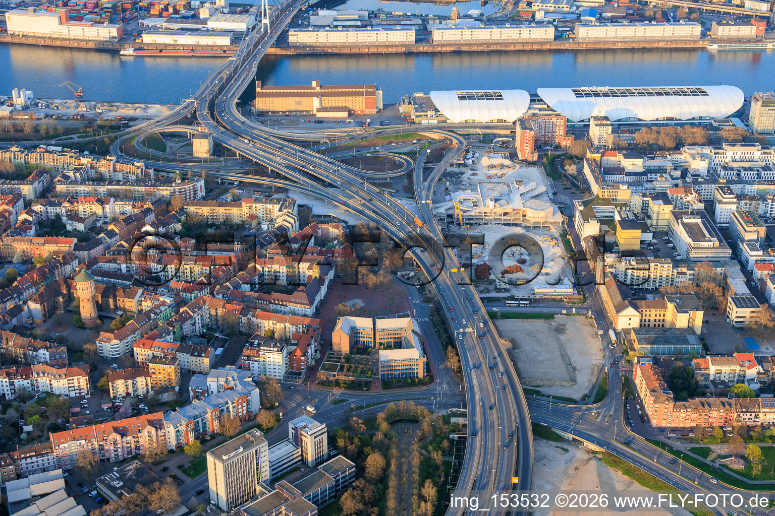 Site de la future Helmut-Kohl-Allee sur le terrain de l'ancien Rathaus Center, qui a été démoli jusqu'à ses fondations, situé sur la Hochstraße Nord (B44) qui sera encore démolie. à le quartier Mitte in Ludwigshafen am Rhein dans le département Rhénanie-Palatinat, Allemagne