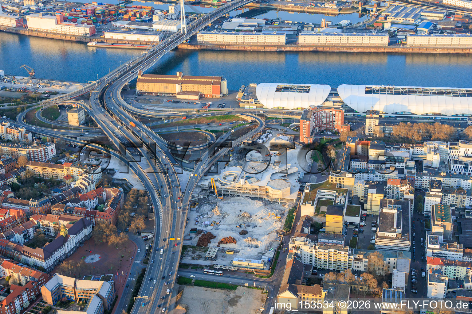 Accès par pont de l'autoroute surélevée nord (B44) au pont Konrad-Schuhmacher sur le Rhin avec bunker cubique, qui doit être démoli à partir d'août 2026 à le quartier Mitte in Ludwigshafen am Rhein dans le département Rhénanie-Palatinat, Allemagne