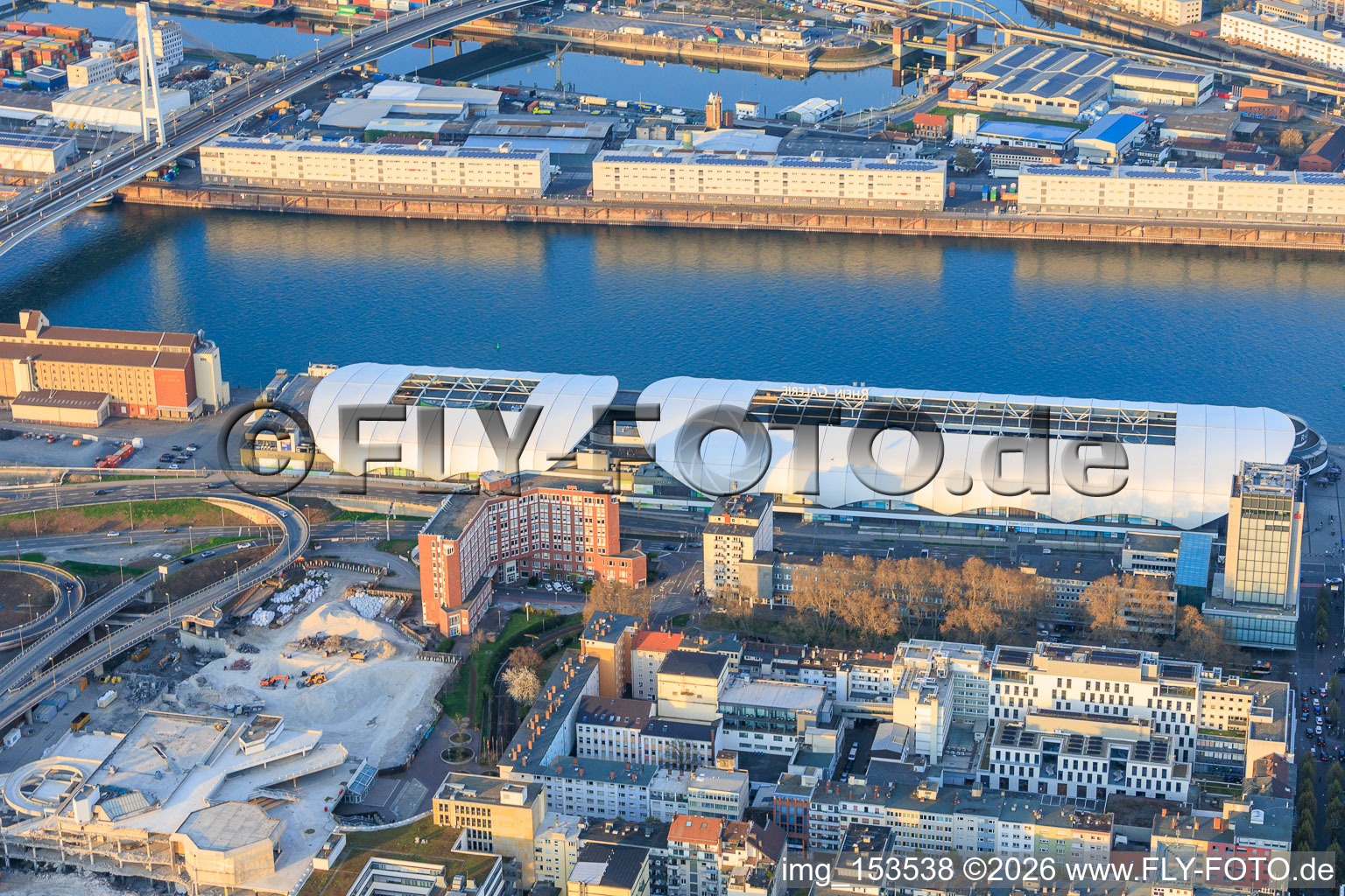 Galerie du Rhin sur la rive ouest du Rhin à le quartier Mitte in Ludwigshafen am Rhein dans le département Rhénanie-Palatinat, Allemagne