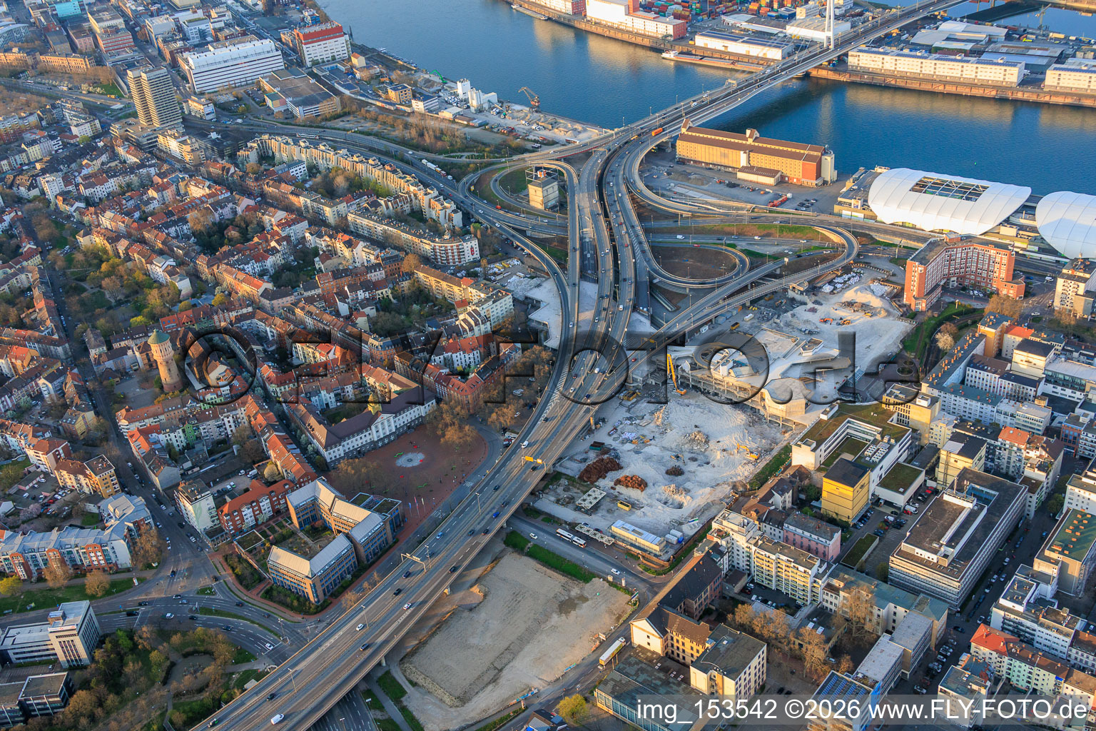 Site de la future Helmut-Kohl-Allee sur le terrain de l'ancien Rathaus Center, qui a été démoli jusqu'à ses fondations, situé sur la Hochstraße Nord (B44) qui sera encore démolie. à le quartier Mitte in Ludwigshafen am Rhein dans le département Rhénanie-Palatinat, Allemagne