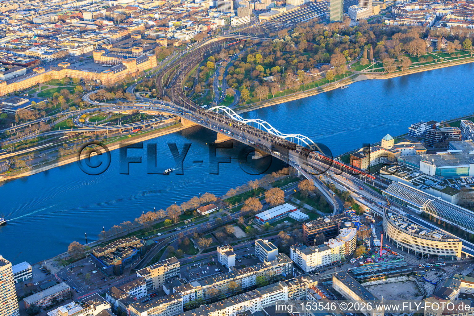 Rhin avec le pont Konrad Adenauer et la Berliner Platz à le quartier Innenstadt in Mannheim dans le département Bade-Wurtemberg, Allemagne