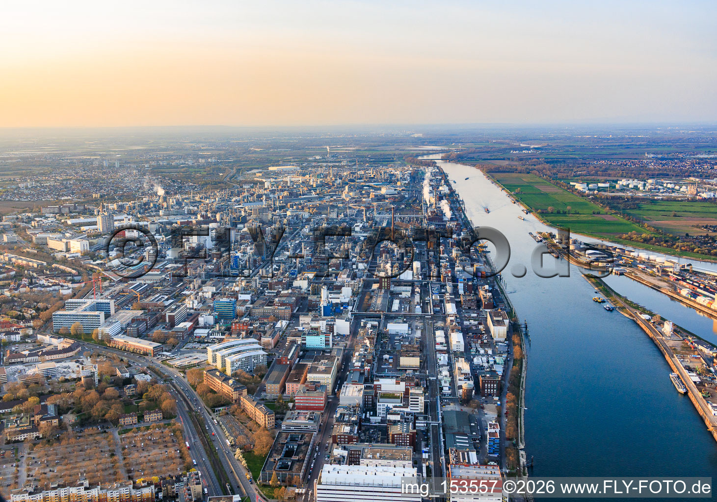 Site situé sur la rive sud du Rhin à le quartier BASF in Ludwigshafen am Rhein dans le département Rhénanie-Palatinat, Allemagne