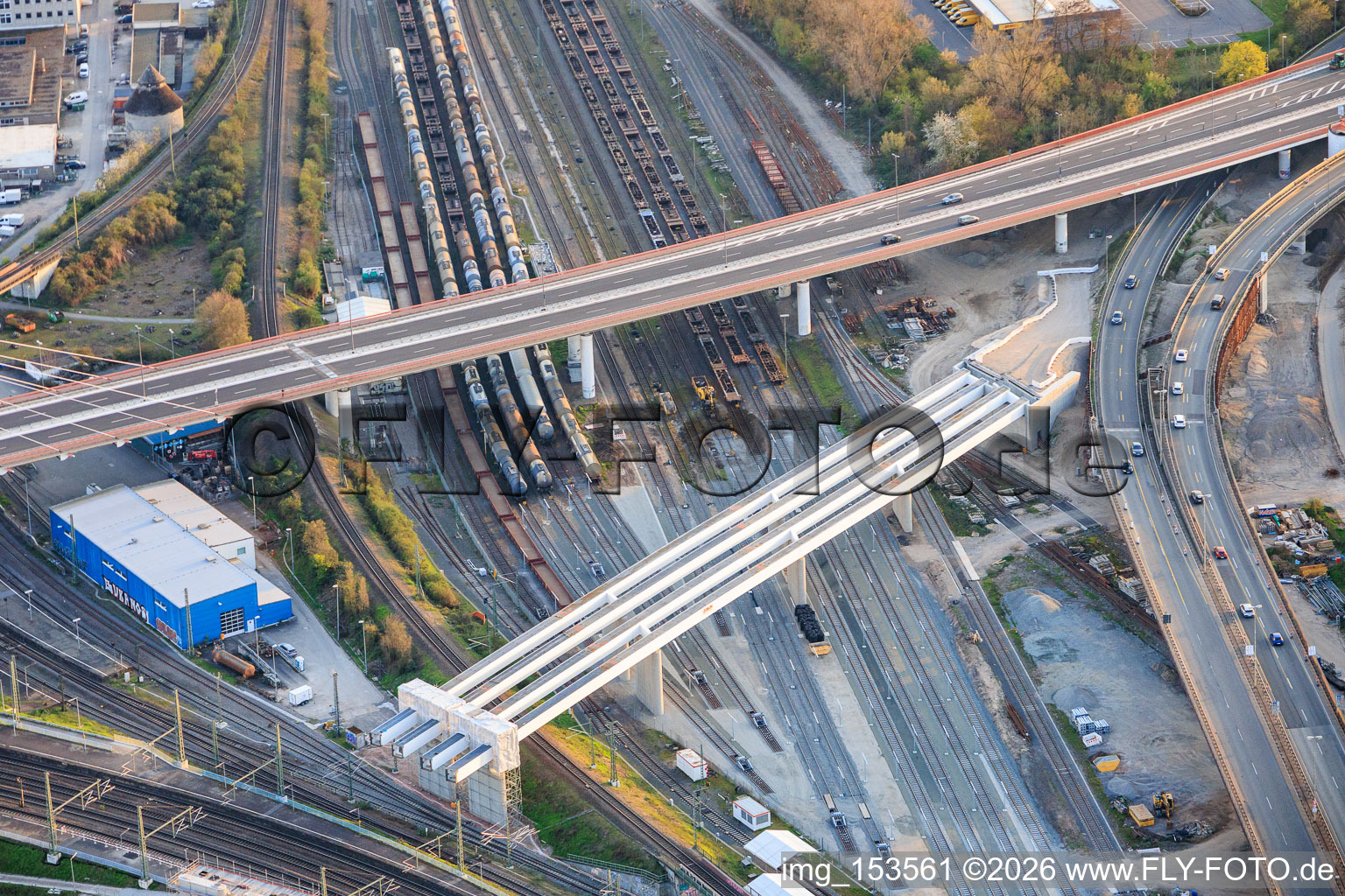 Chantier de construction du pont reliant l'autoroute surélevée sud à la gare principale à le quartier Mitte in Ludwigshafen am Rhein dans le département Rhénanie-Palatinat, Allemagne