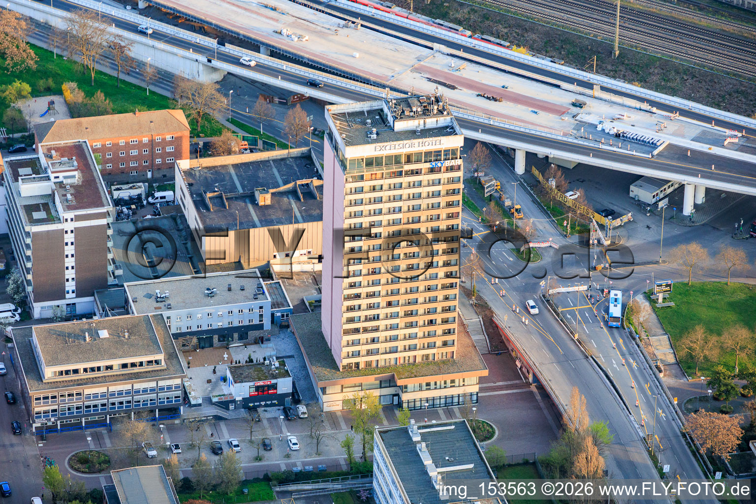 Immeuble de grande hauteur Excelsior Hotel Ludwigshafen à le quartier Mitte in Ludwigshafen am Rhein dans le département Rhénanie-Palatinat, Allemagne