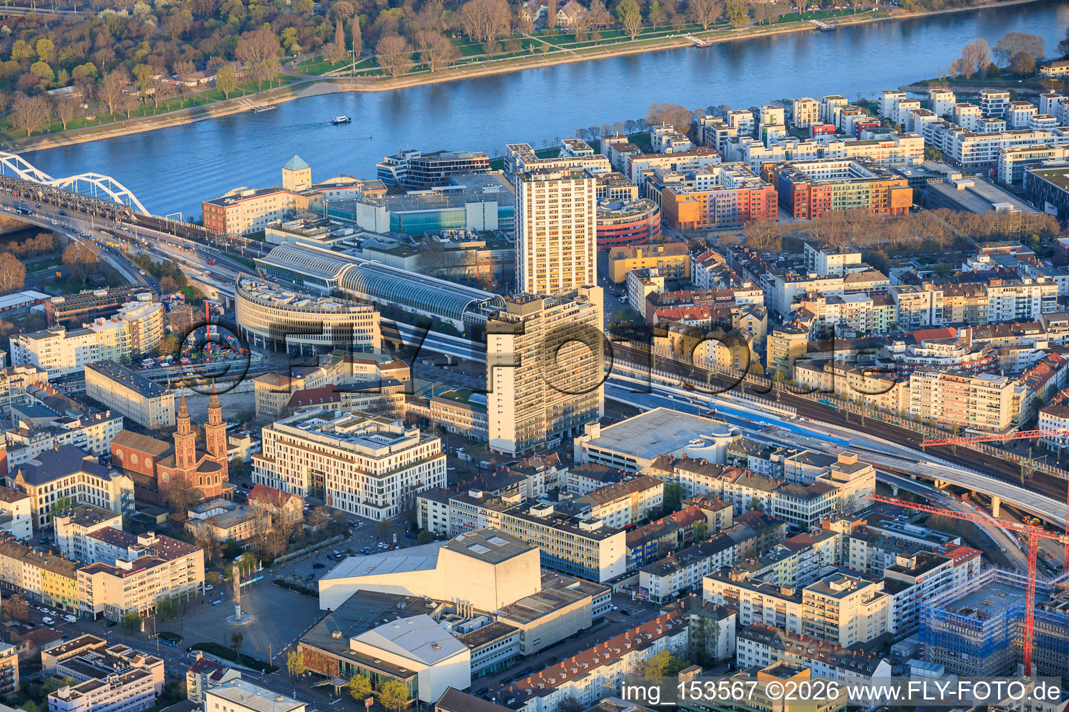 Rue du barrage sous la rue principale Sud à le quartier Mitte in Ludwigshafen am Rhein dans le département Rhénanie-Palatinat, Allemagne