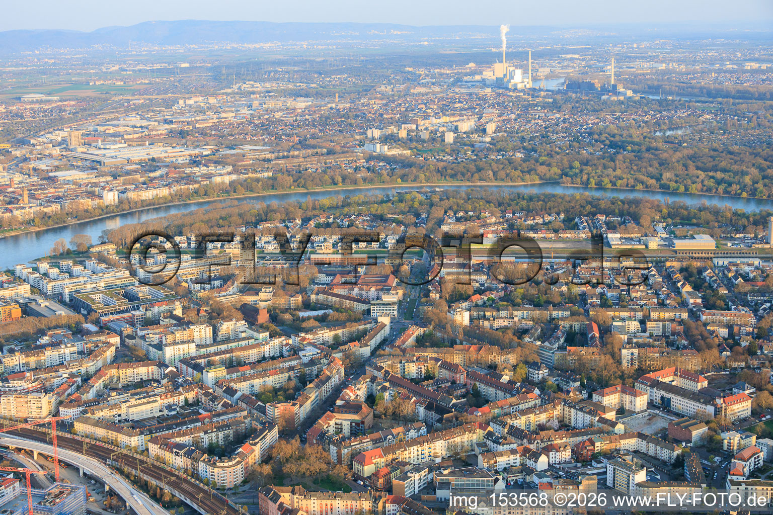 De la Wittelsbachstraße à l'île du Parc depuis le nord-ouest à le quartier Süd in Ludwigshafen am Rhein dans le département Rhénanie-Palatinat, Allemagne