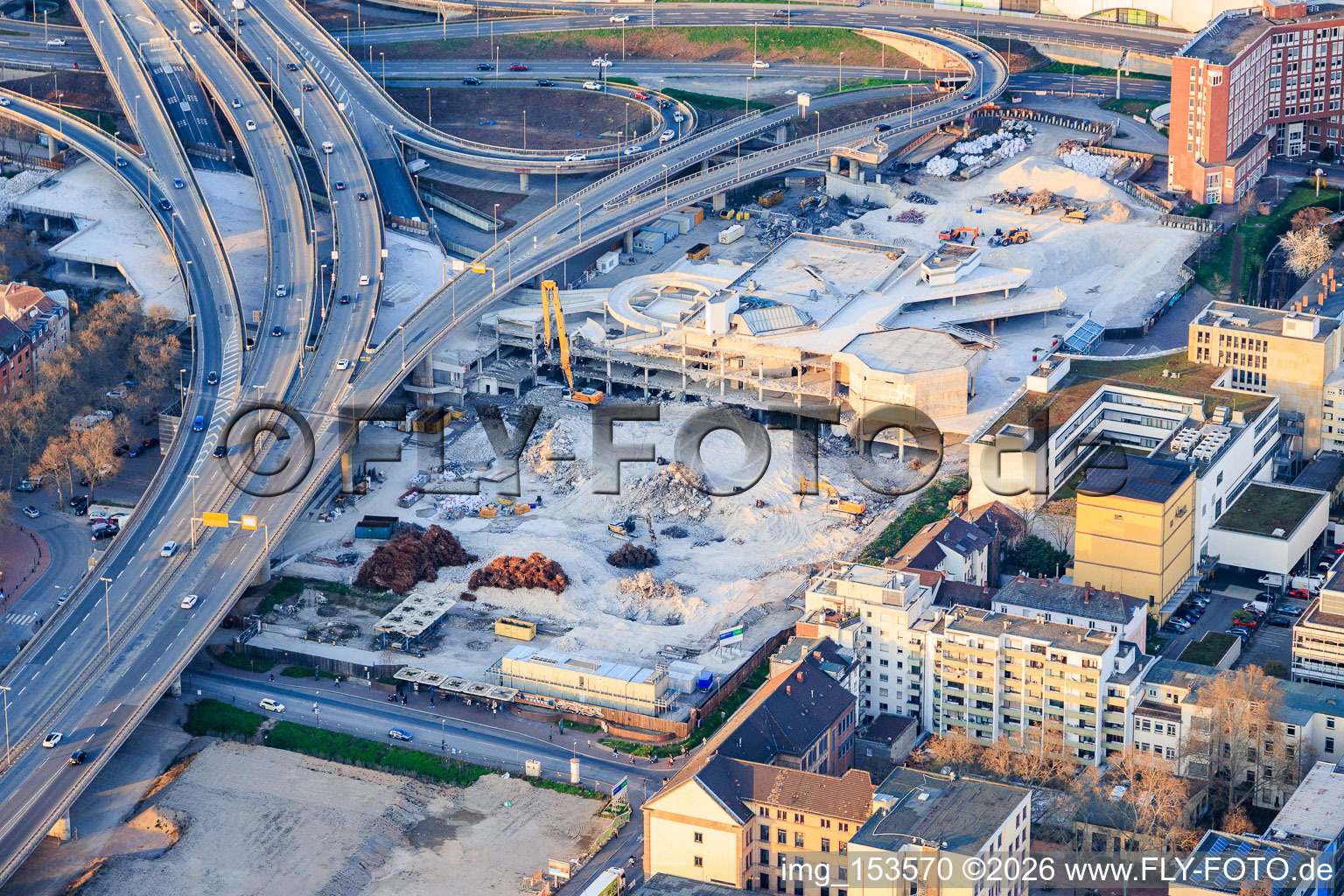Site de la future Helmut-Kohl-Allee sur le terrain de l'ancien Rathaus Center, qui a été démoli jusqu'à ses fondations, situé sur la Hochstraße Nord (B44) qui sera encore démolie. à le quartier Mitte in Ludwigshafen am Rhein dans le département Rhénanie-Palatinat, Allemagne