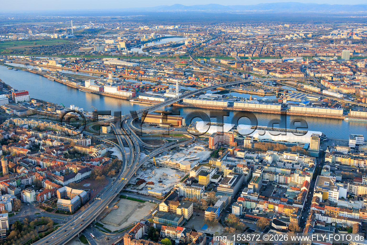 De l'ouest à le quartier Mitte in Ludwigshafen am Rhein dans le département Rhénanie-Palatinat, Allemagne