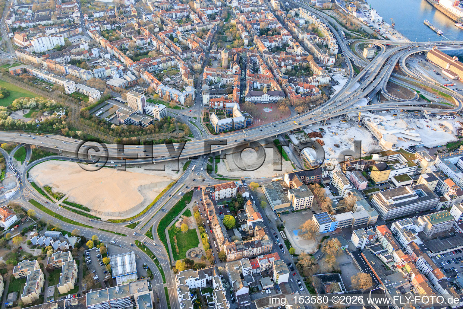 Site de la future Helmut-Kohl-Allee sur le terrain de l'ancien Rathaus Center, qui a été démoli jusqu'à ses fondations, situé sur la Hochstraße Nord (B44) qui sera encore démolie. à le quartier Mitte in Ludwigshafen am Rhein dans le département Rhénanie-Palatinat, Allemagne