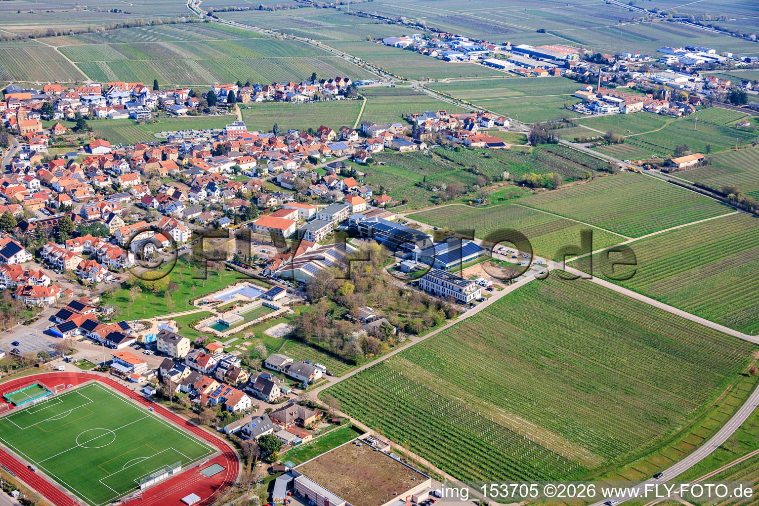 Parc sportif Maikammer avec salle de sport Kalmit et Gebrüder-Ullrich-Realschule plus à Maikammer dans le département Rhénanie-Palatinat, Allemagne