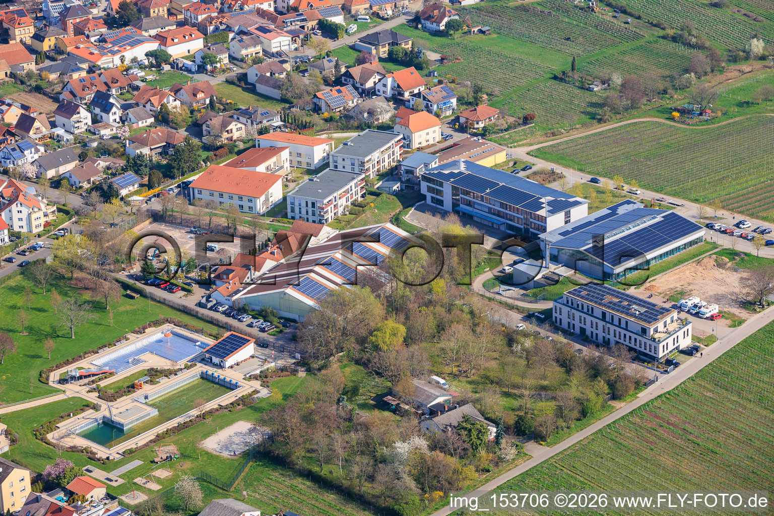 Parc sportif Maikammer avec salle de sport Kalmit et Gebrüder-Ullrich-Realschule plus à Maikammer dans le département Rhénanie-Palatinat, Allemagne