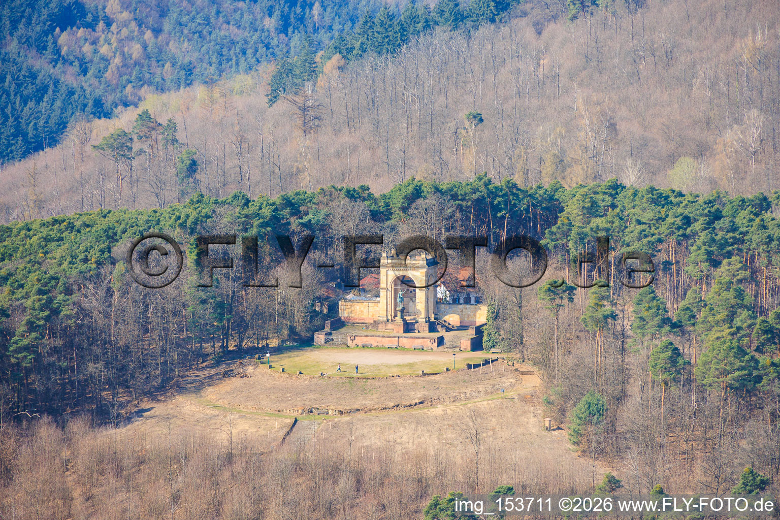 Quai dégagé devant le monument rénové de la Victoire et de la Paix à Edenkoben dans le département Rhénanie-Palatinat, Allemagne