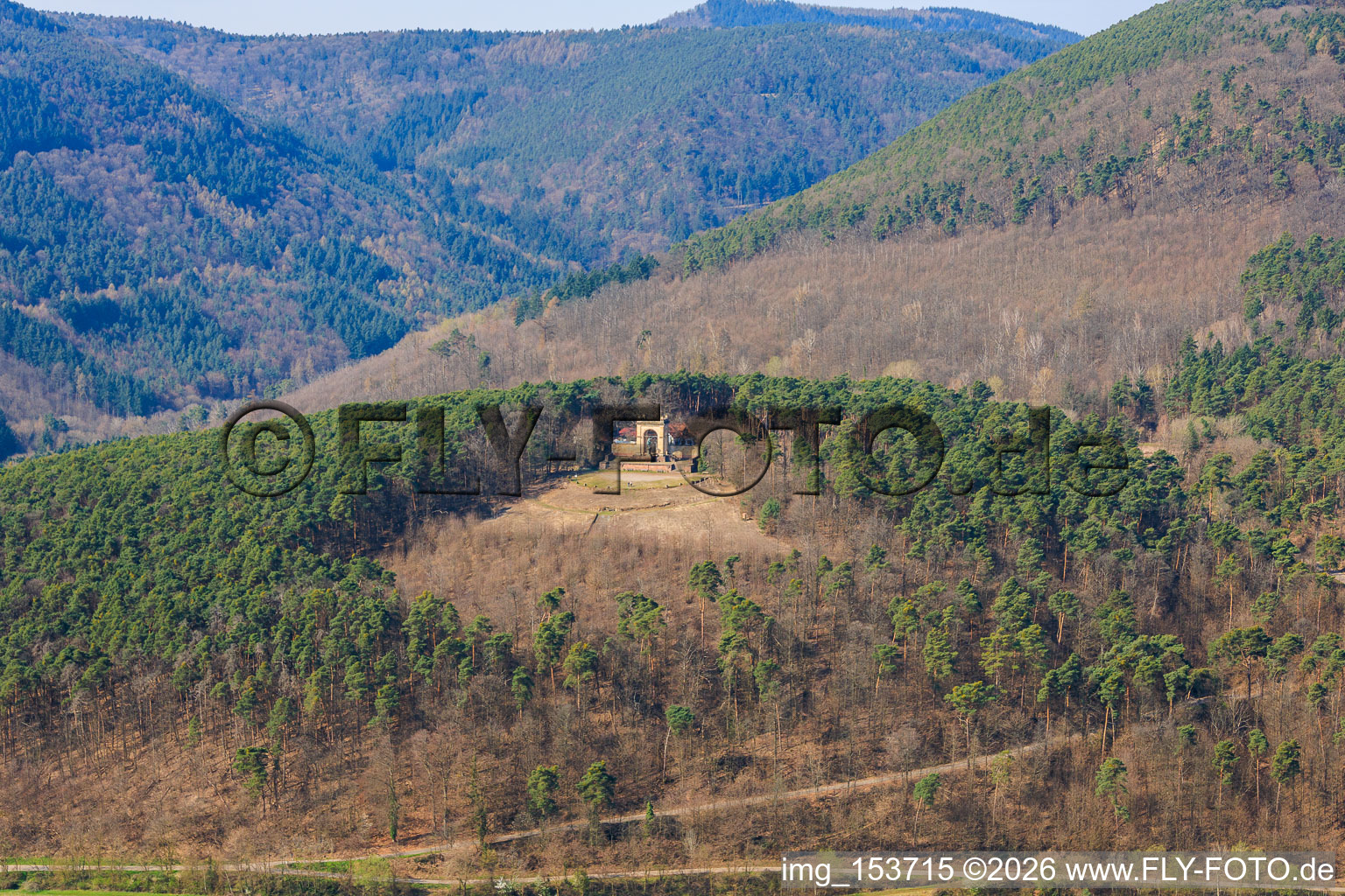 Quai dégagé devant le monument rénové de la Victoire et de la Paix à Edenkoben dans le département Rhénanie-Palatinat, Allemagne